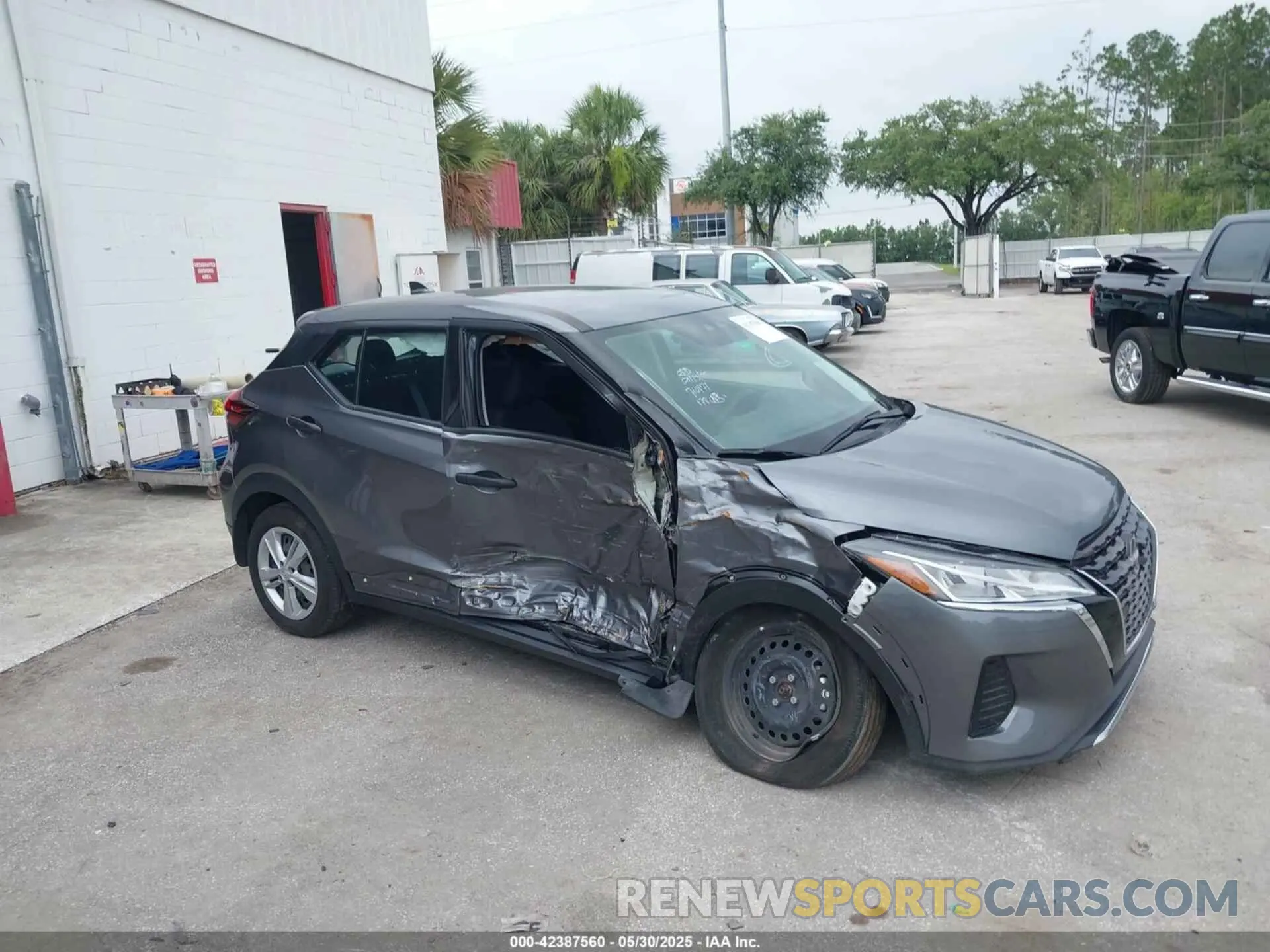 6 Photograph of a damaged car 3N1CP5BV3PL543504 NISSAN KICKS 2023