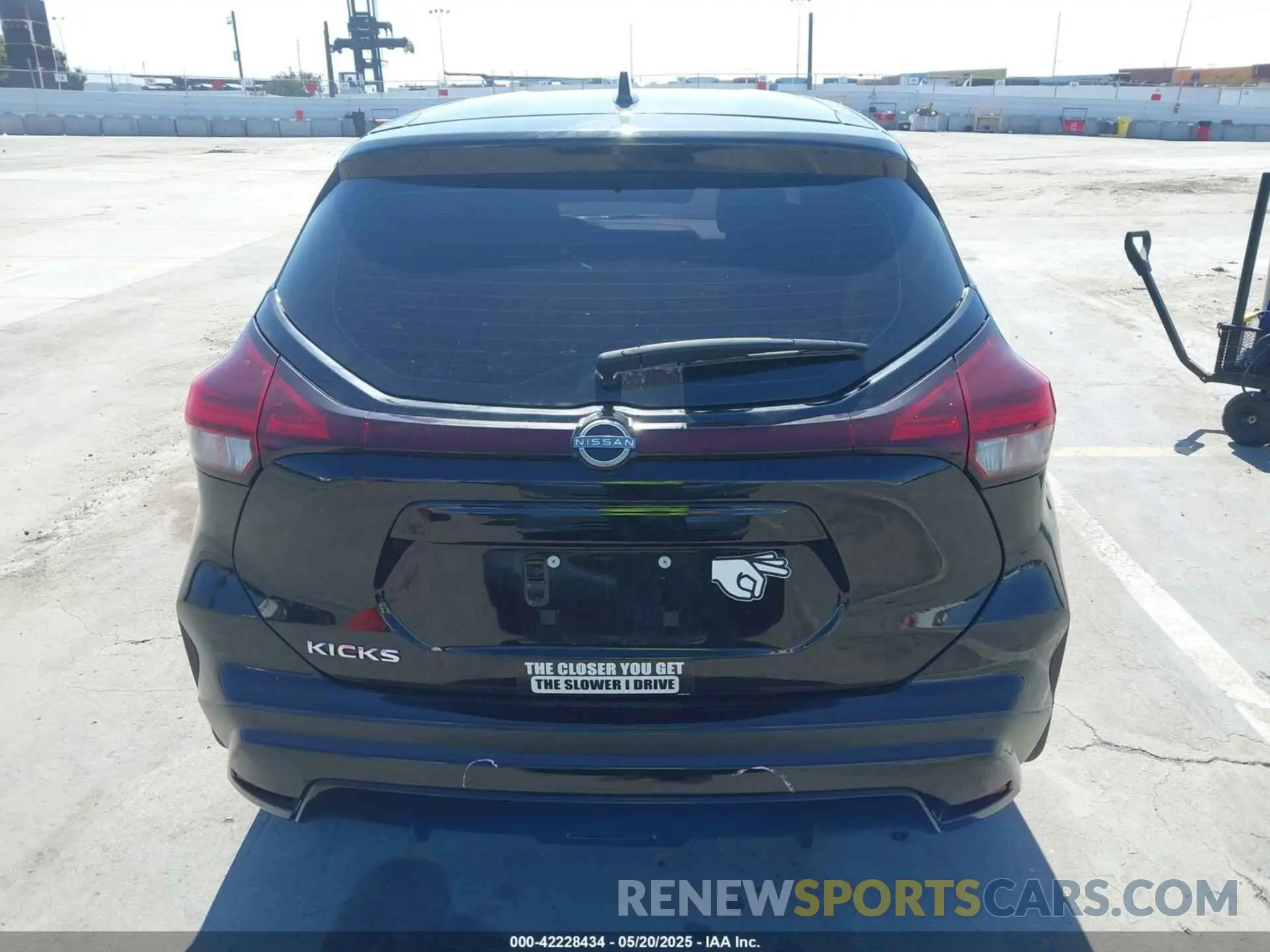 17 Photograph of a damaged car 3N1CP5BV5PL555492 NISSAN KICKS 2023