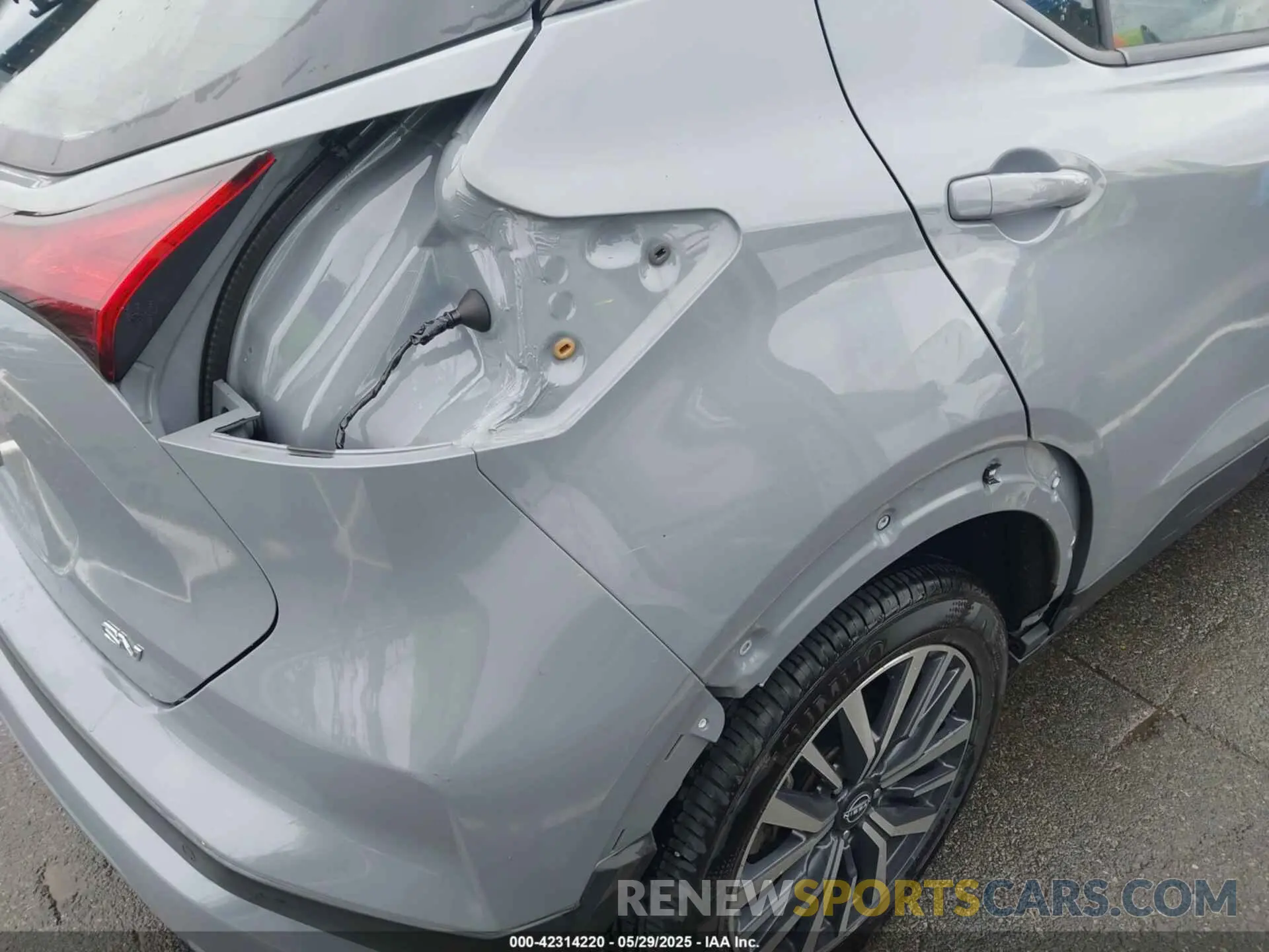 18 Photograph of a damaged car 3N1CP5CV0PL509549 NISSAN KICKS 2023