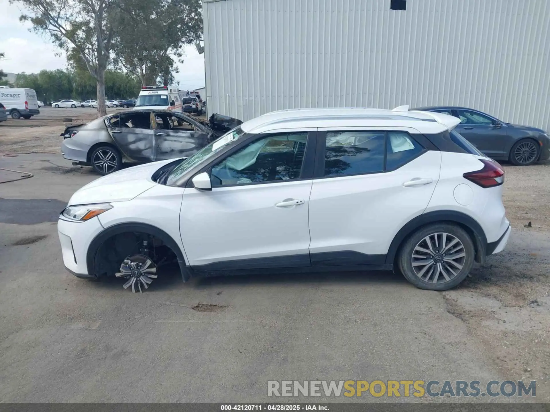 14 Photograph of a damaged car 3N1CP5CV2PL477803 NISSAN KICKS 2023