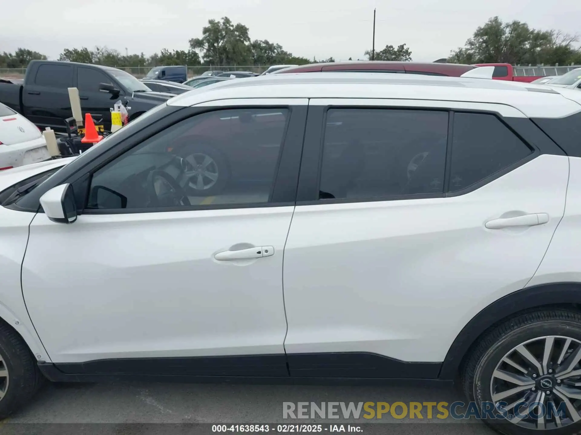15 Photograph of a damaged car 3N1CP5CV4PL565090 NISSAN KICKS 2023