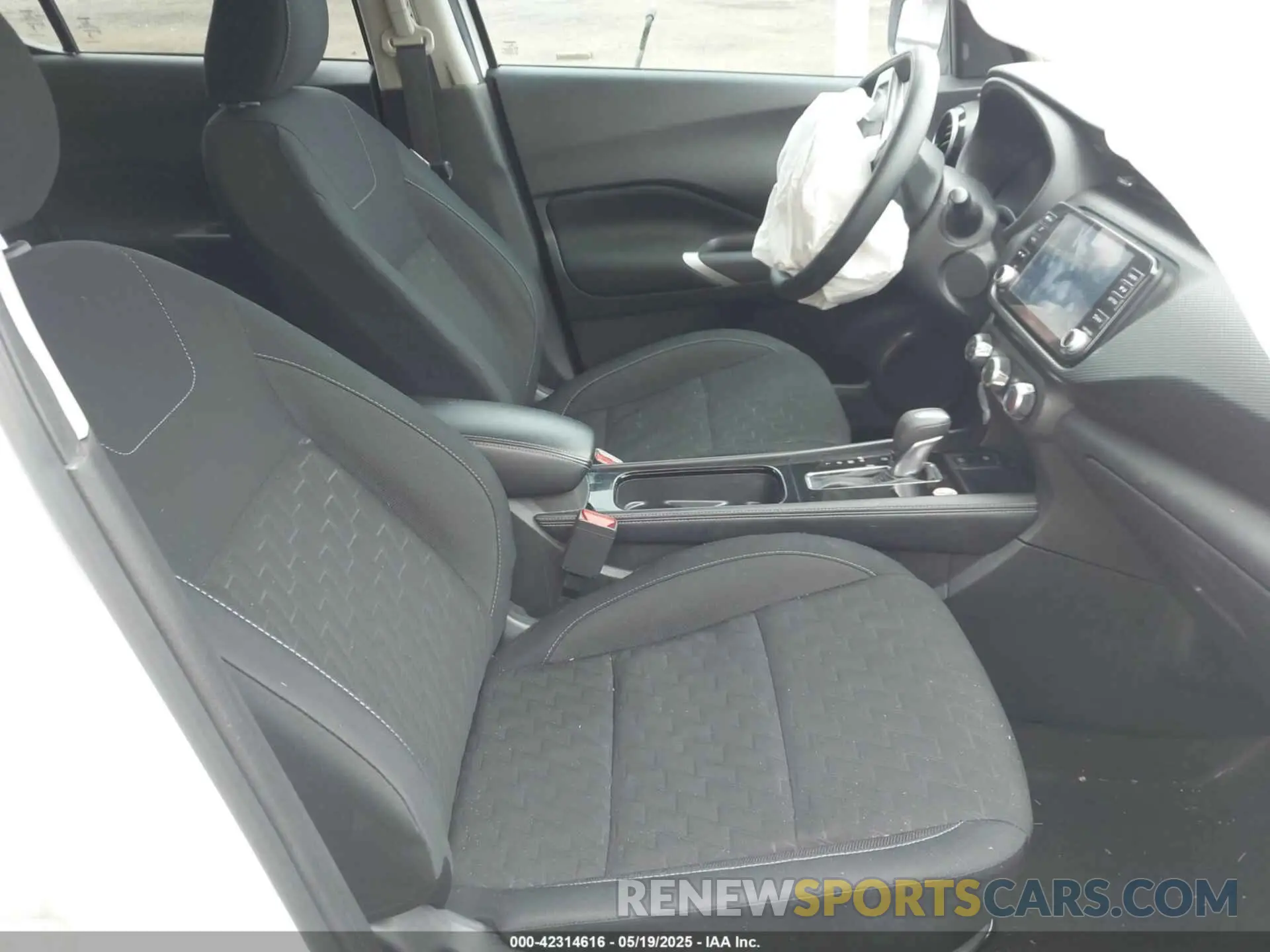 5 Photograph of a damaged car 3N1CP5CV5PL544135 NISSAN KICKS 2023