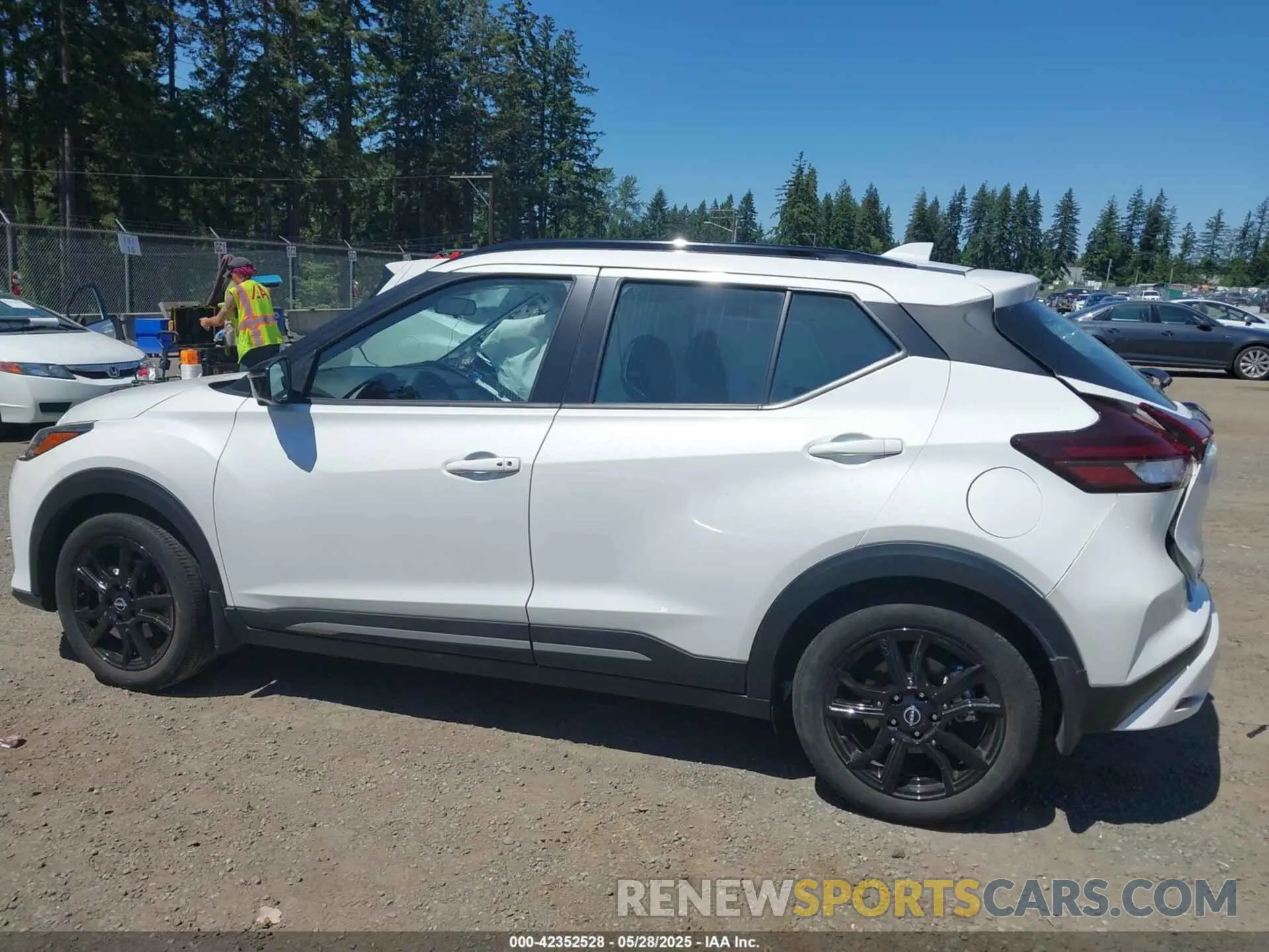 14 Photograph of a damaged car 3N1CP5DV3PL539997 NISSAN KICKS 2023