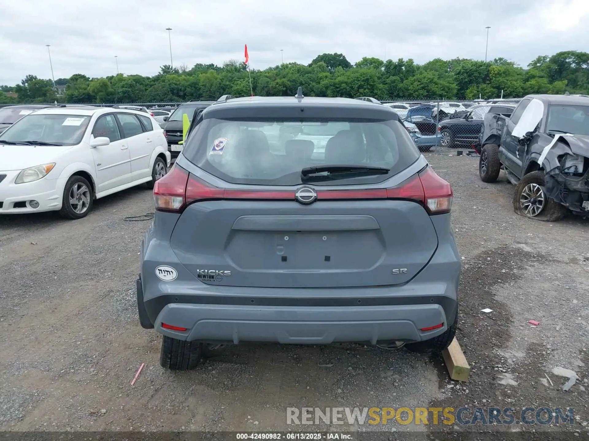 17 Photograph of a damaged car 3N1CP5DV4PL544061 NISSAN KICKS 2023