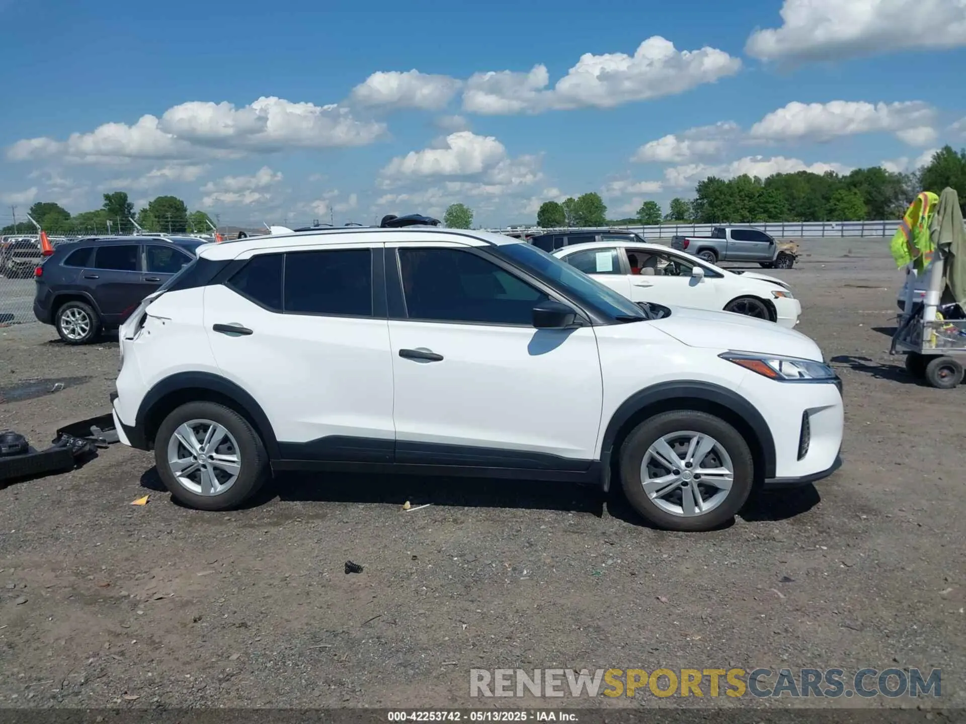 14 Photograph of a damaged car 3N1CP5BV4RL500843 NISSAN KICKS 2024
