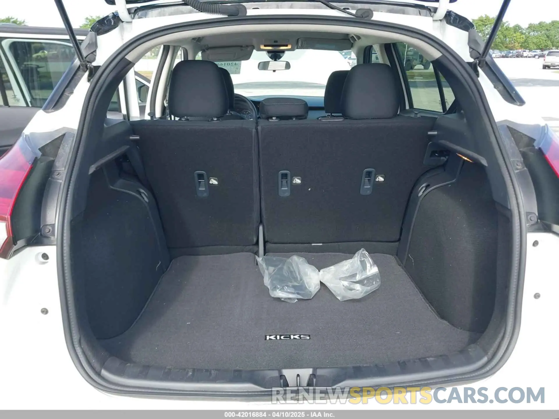 18 Photograph of a damaged car 3N1CP5CV6RL544499 NISSAN KICKS 2024