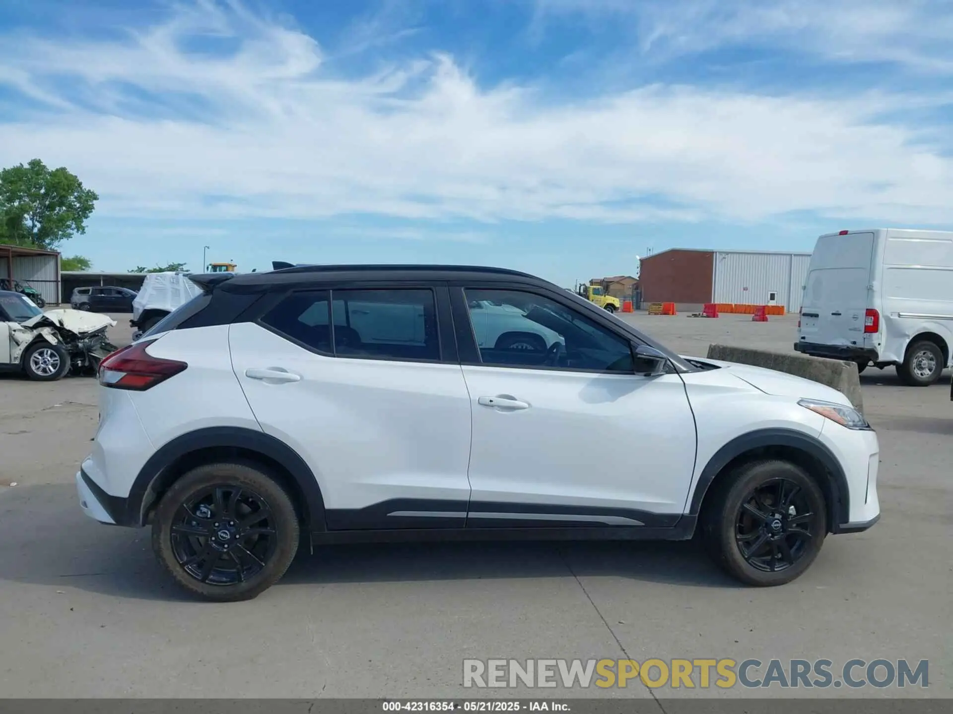 14 Photograph of a damaged car 3N1CP5DV4RL539932 NISSAN KICKS 2024