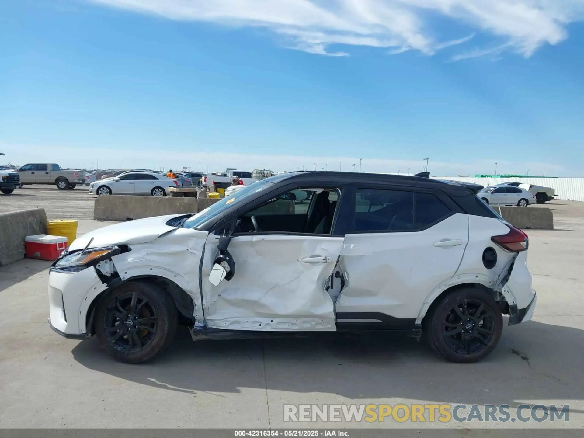 15 Photograph of a damaged car 3N1CP5DV4RL539932 NISSAN KICKS 2024
