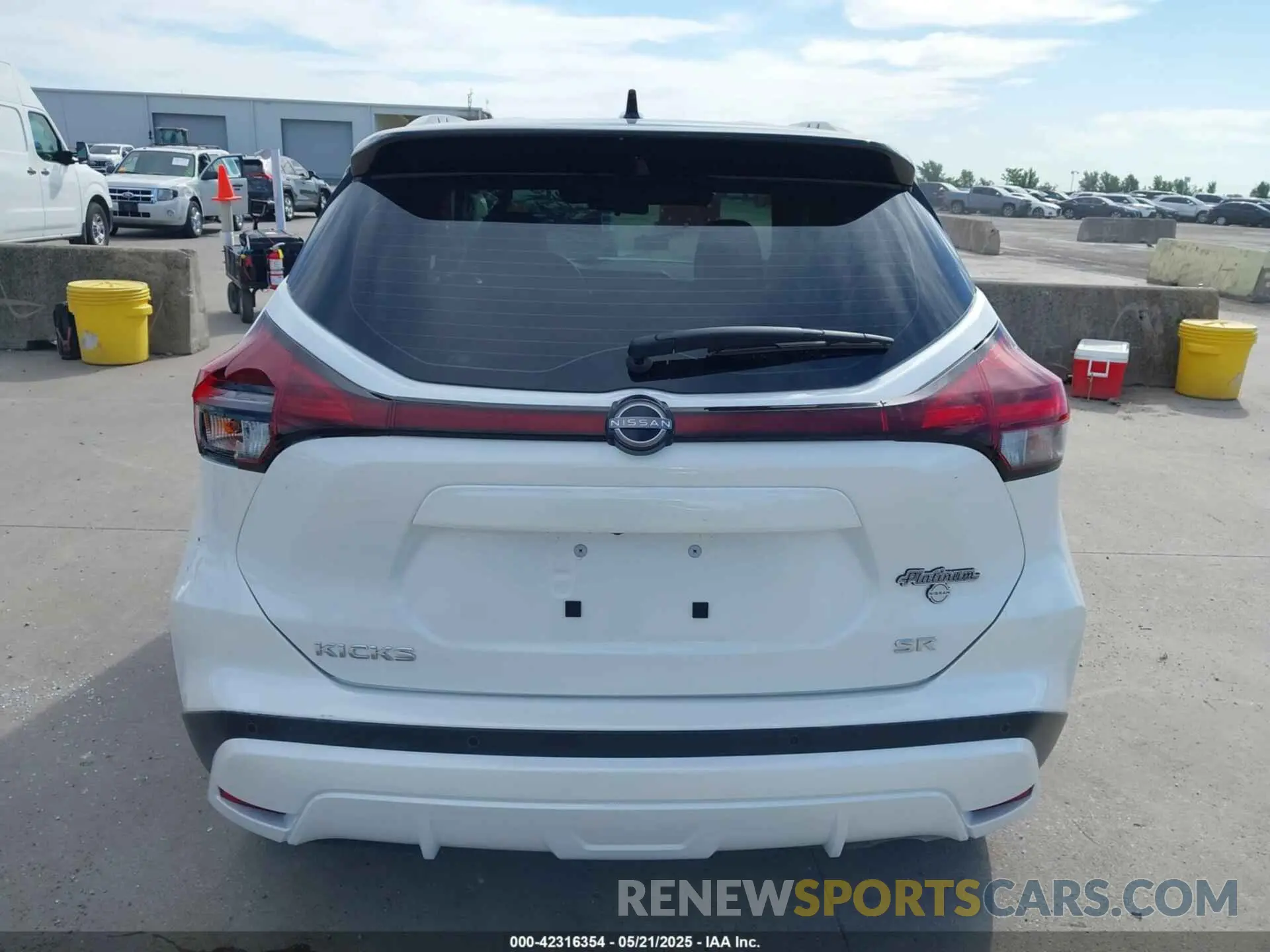 17 Photograph of a damaged car 3N1CP5DV4RL539932 NISSAN KICKS 2024