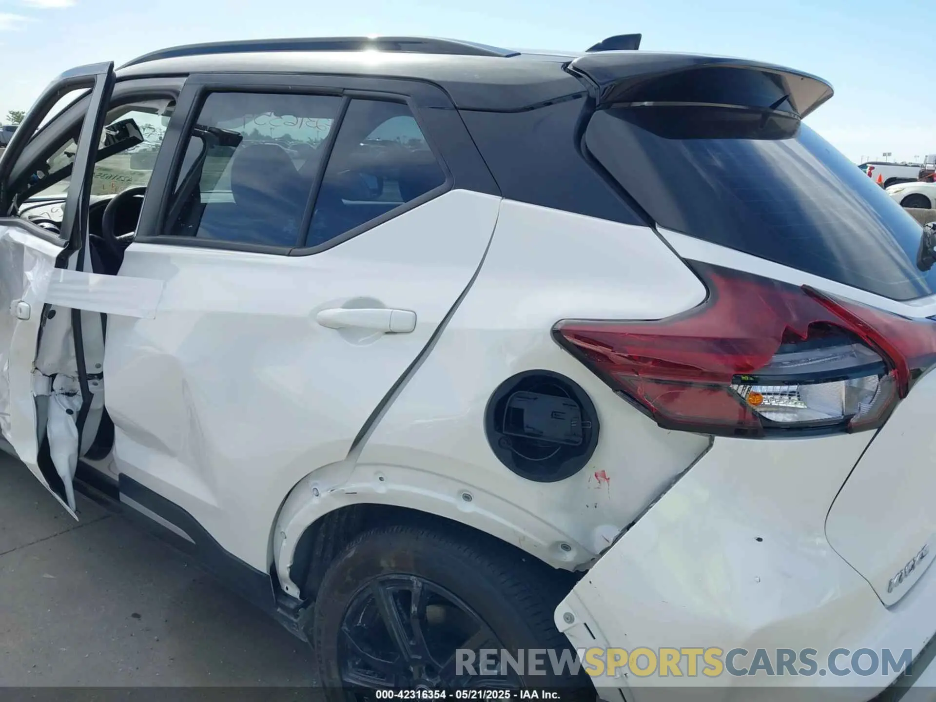 19 Photograph of a damaged car 3N1CP5DV4RL539932 NISSAN KICKS 2024