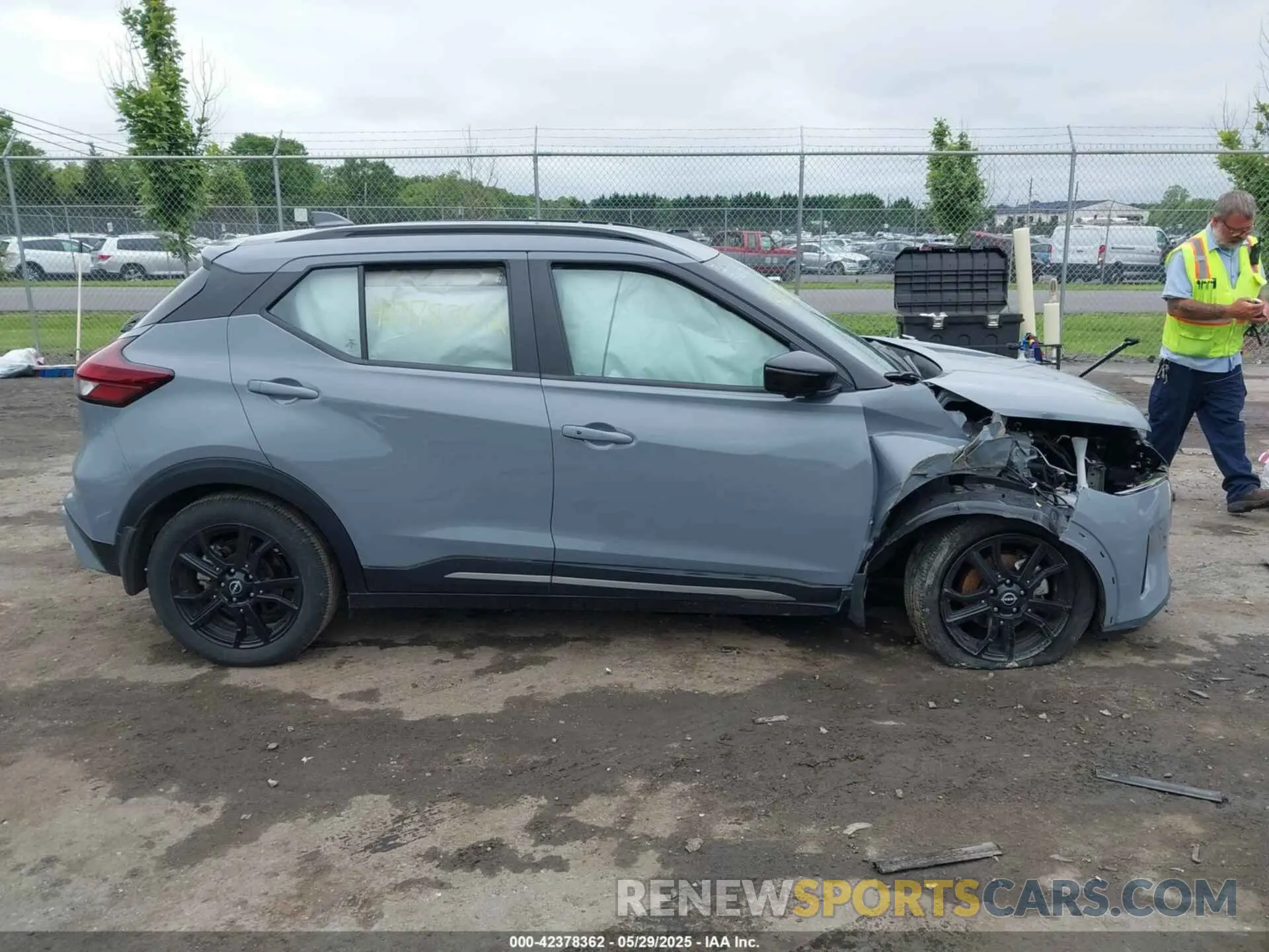 14 Photograph of a damaged car 3N1CP5DV9RL473362 NISSAN KICKS 2024