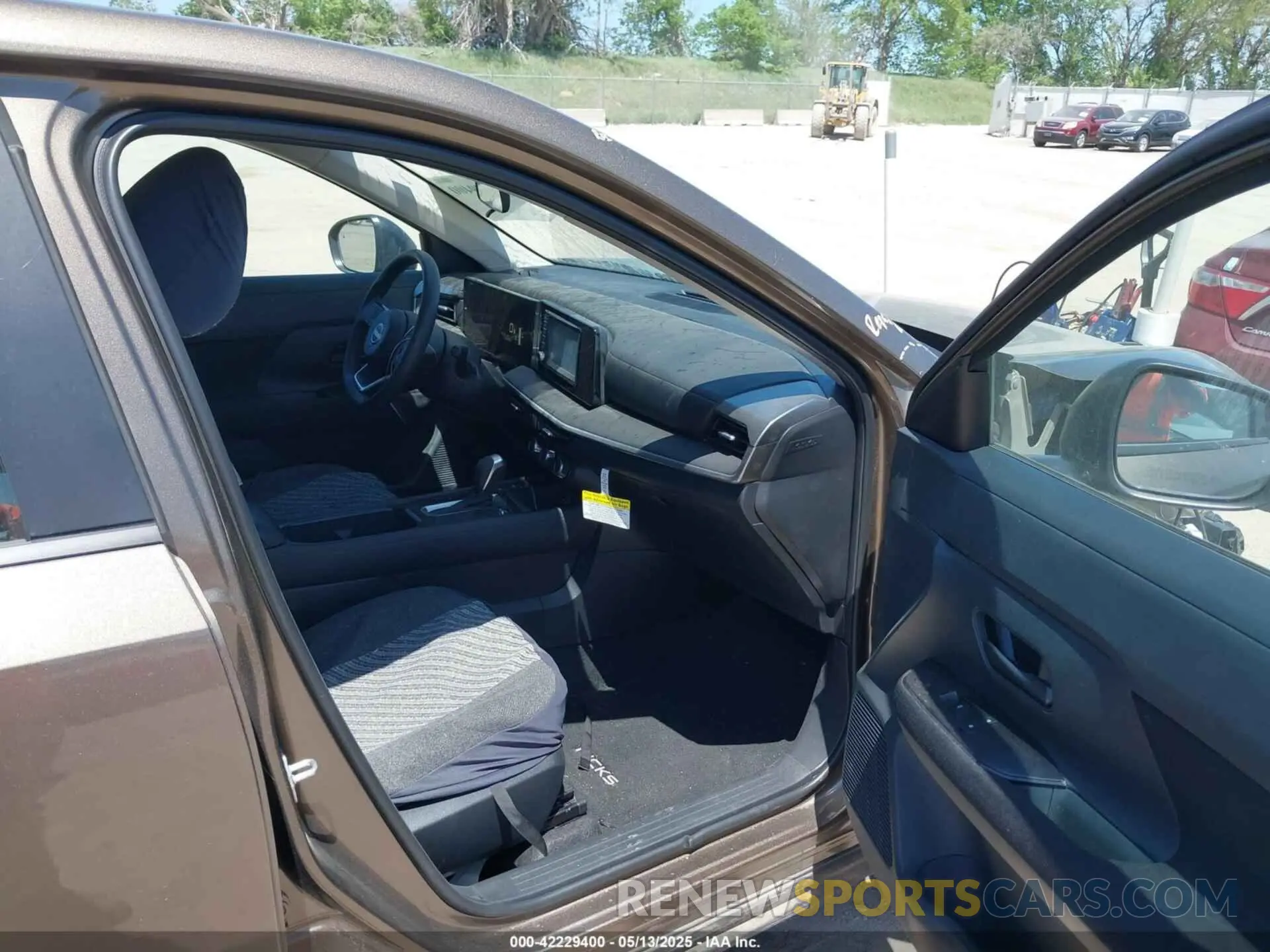 5 Photograph of a damaged car 3N8AP6BB1SL313392 NISSAN KICKS 2025