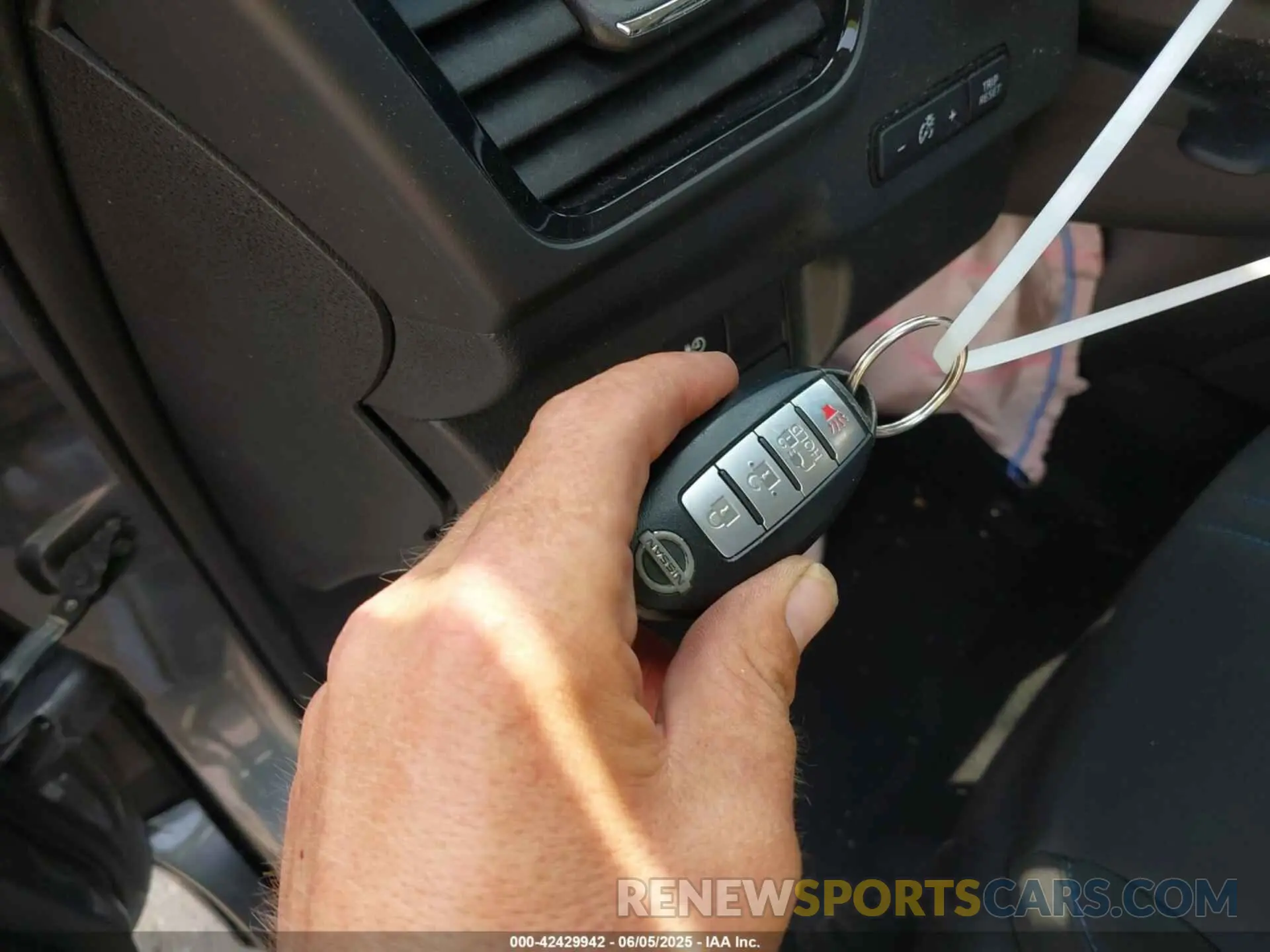 11 Photograph of a damaged car 1N4AZ1CP0LC306567 NISSAN LEAF 2020