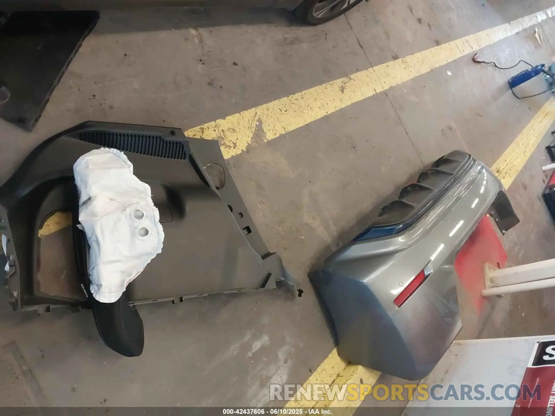 12 Photograph of a damaged car 1N4AZ1CP4LC305633 NISSAN LEAF 2020