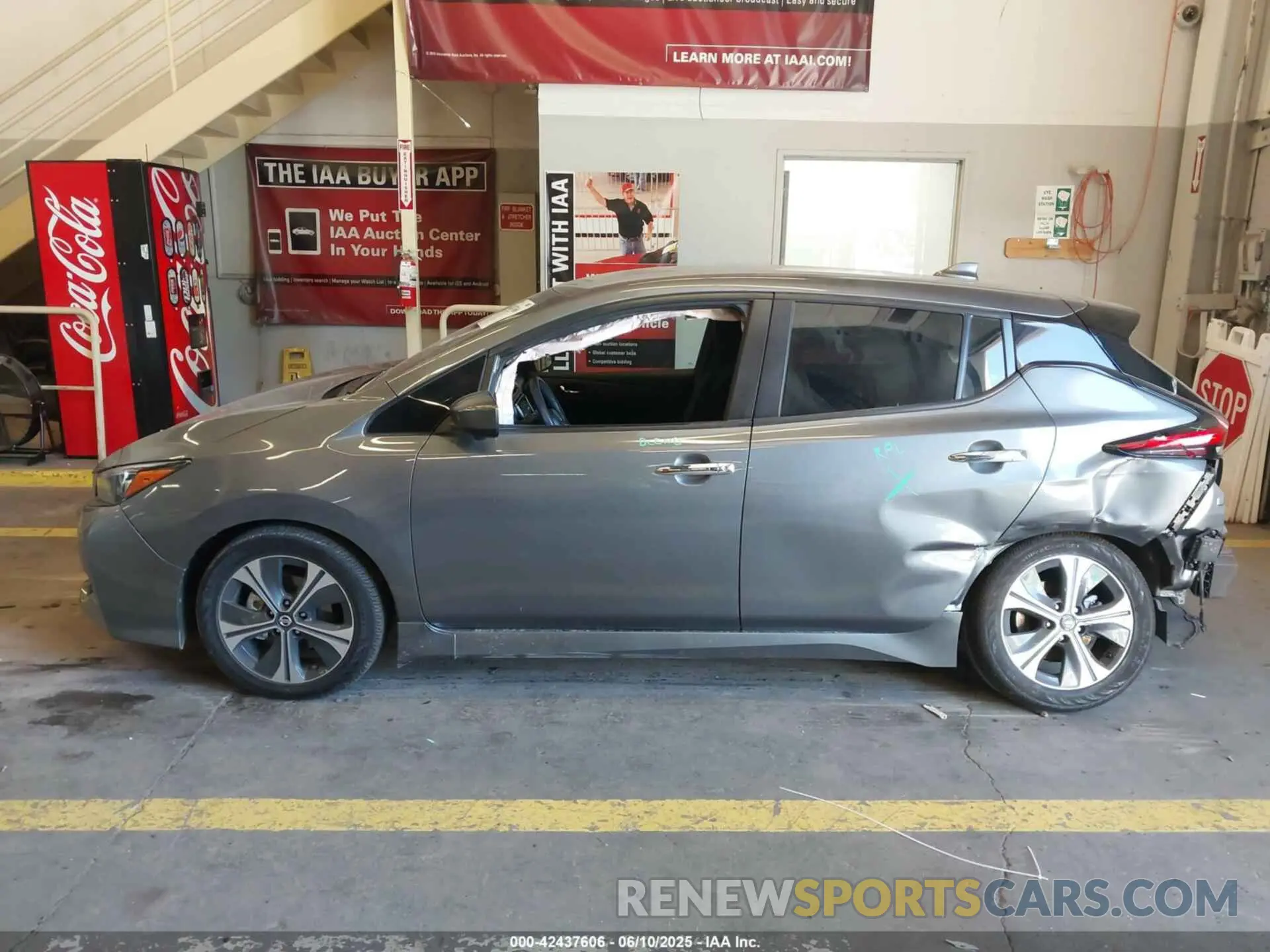 15 Photograph of a damaged car 1N4AZ1CP4LC305633 NISSAN LEAF 2020