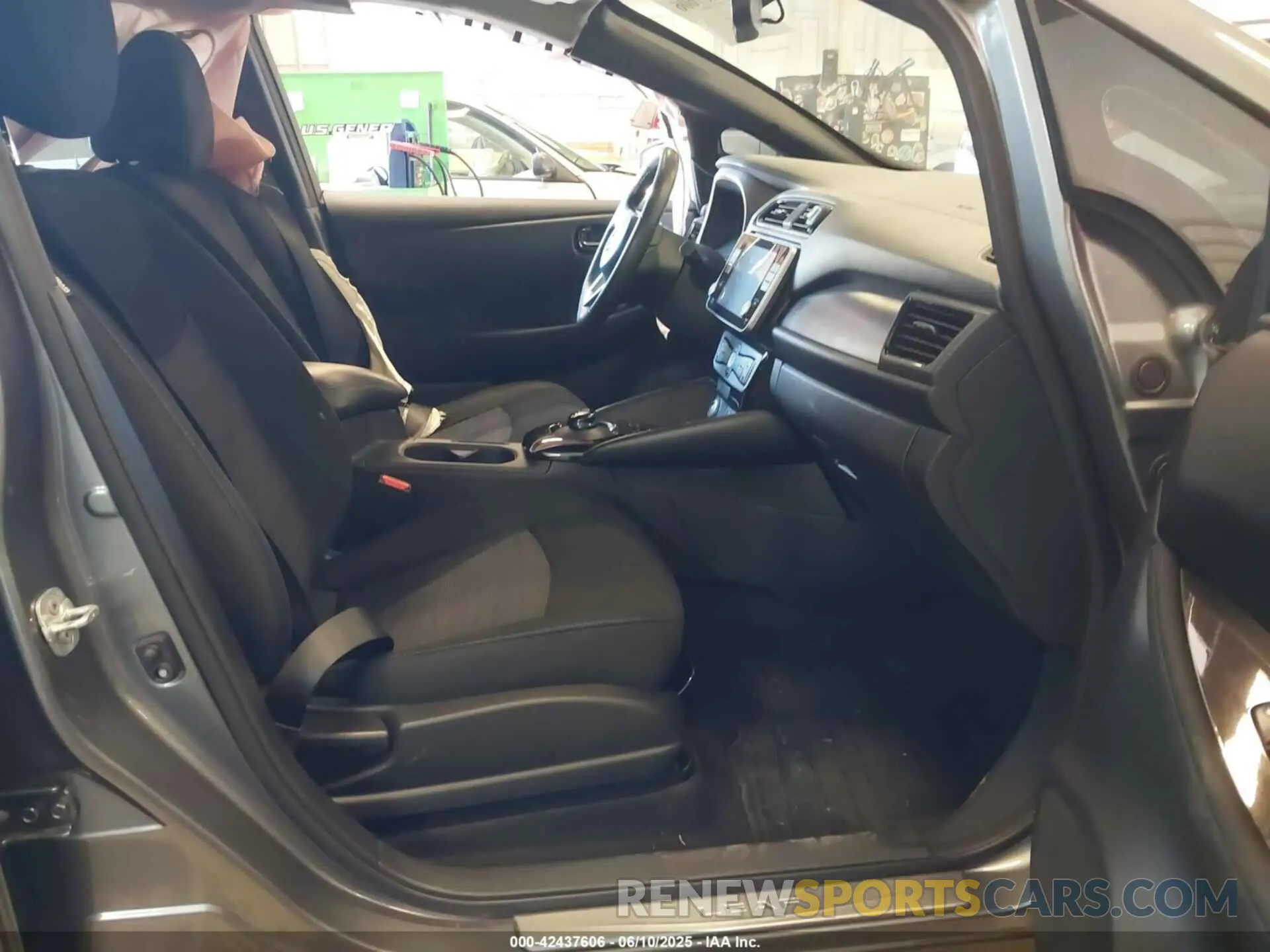 5 Photograph of a damaged car 1N4AZ1CP4LC305633 NISSAN LEAF 2020