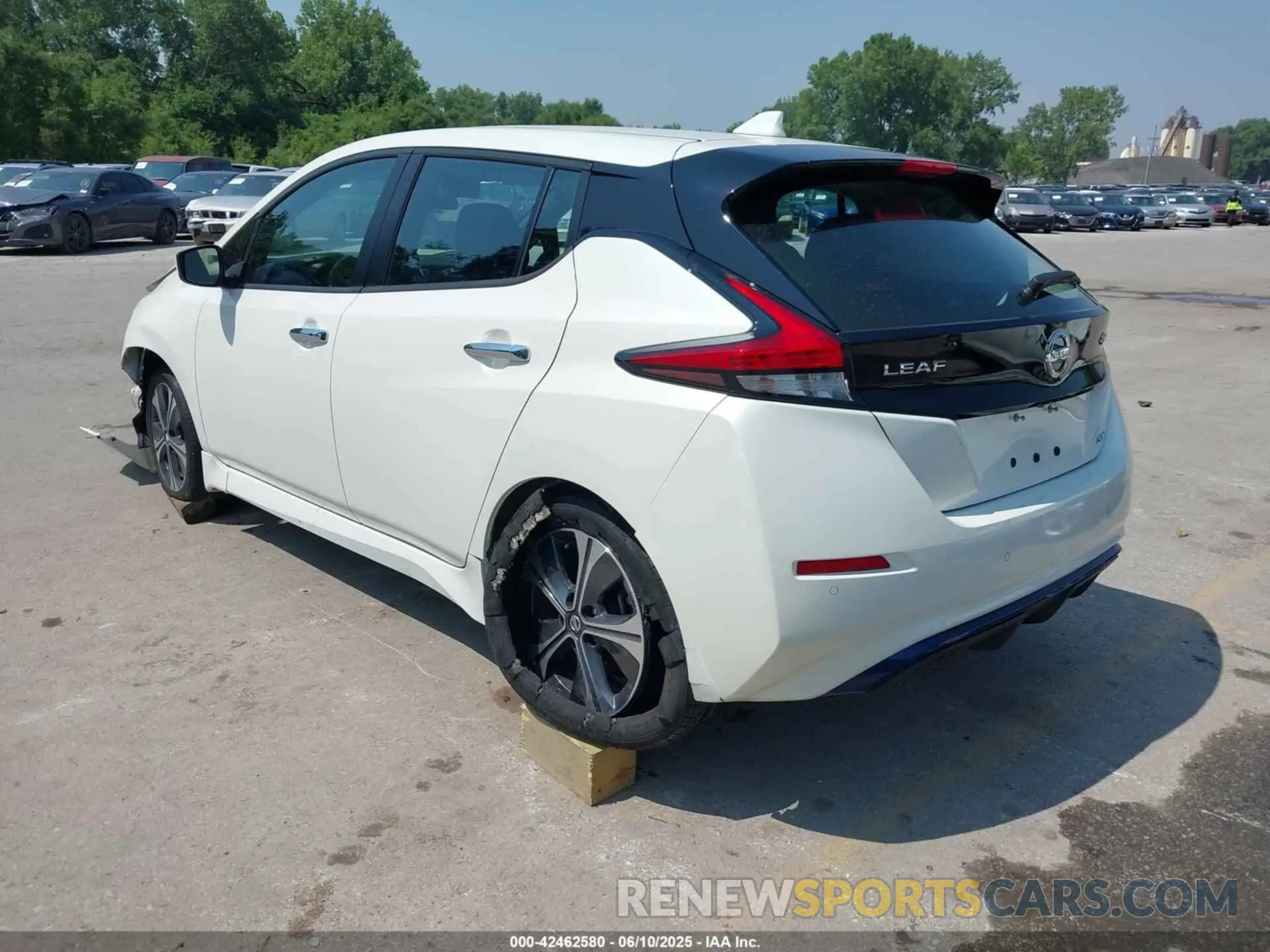 3 Photograph of a damaged car 1N4AZ1CV4MC553350 NISSAN LEAF 2021
