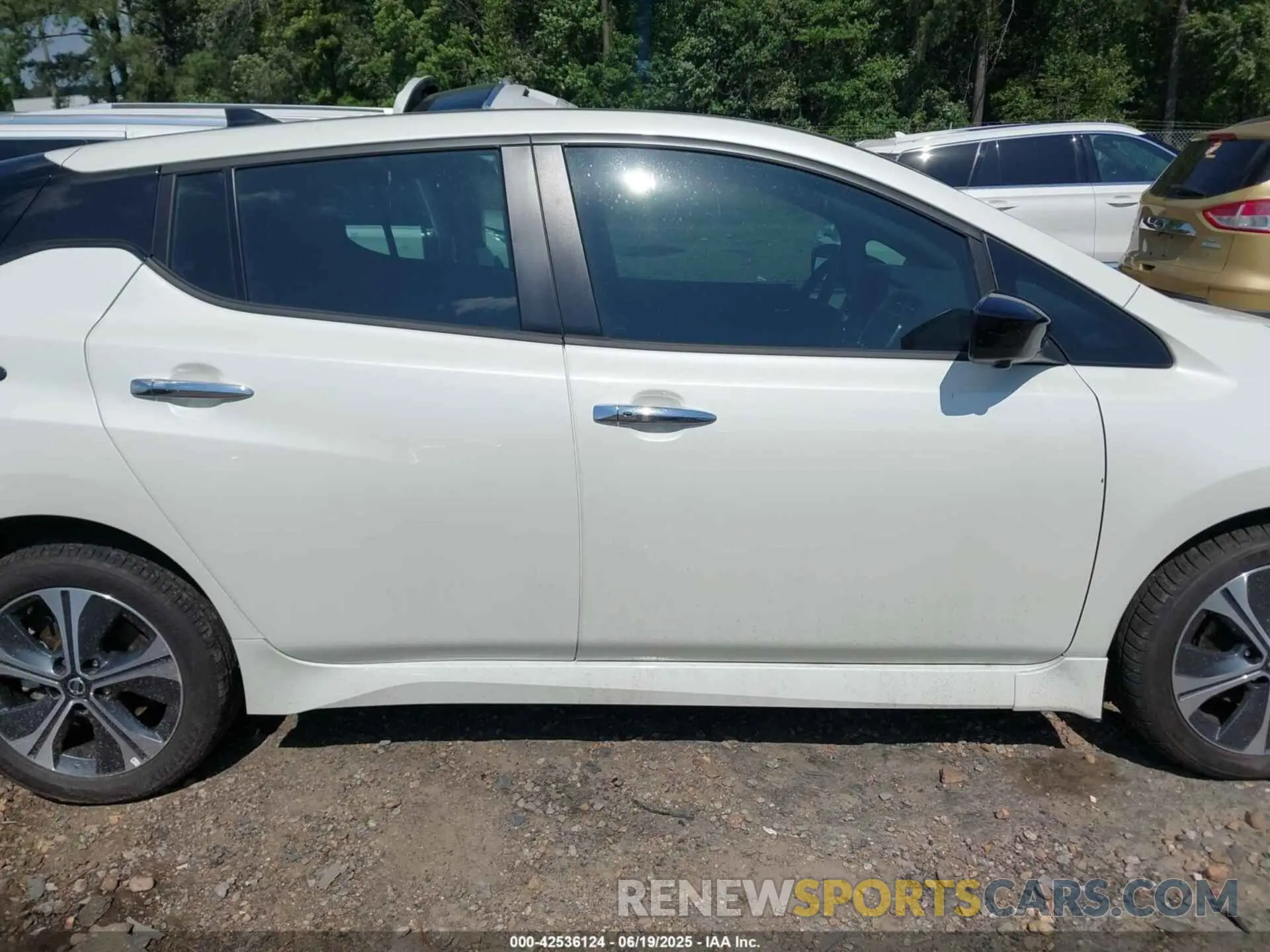 13 Photograph of a damaged car 1N4BZ1CV3NC563843 NISSAN LEAF 2022