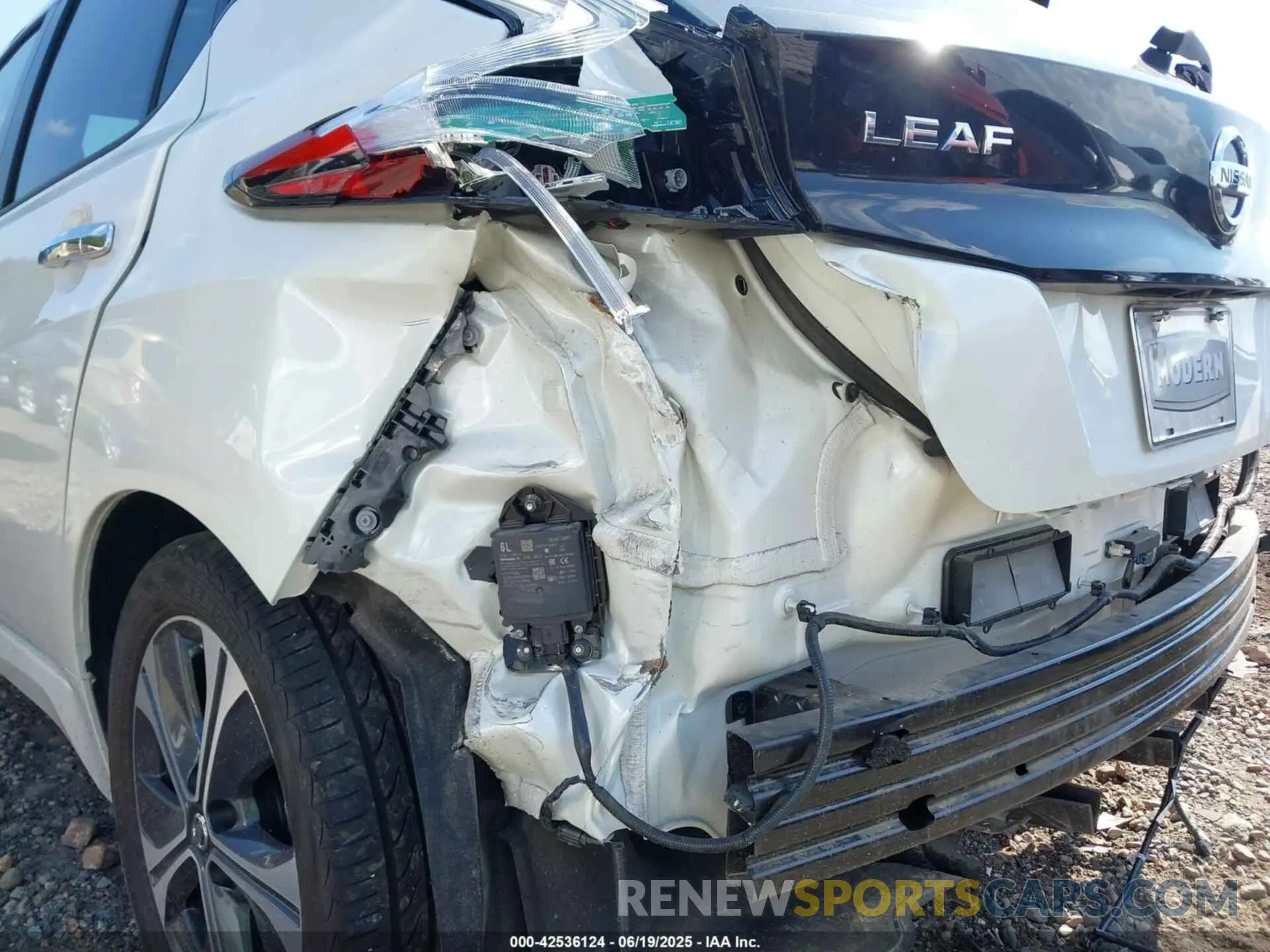 19 Photograph of a damaged car 1N4BZ1CV3NC563843 NISSAN LEAF 2022