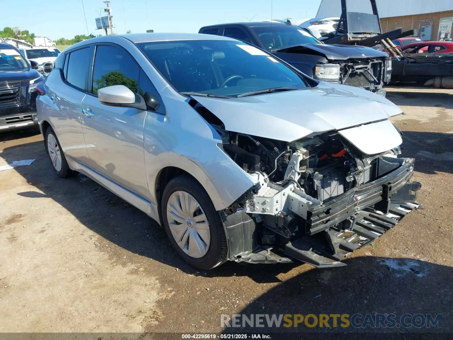 1 Photograph of a damaged car 1N4AZ1BV5SC550617 NISSAN LEAF 2025