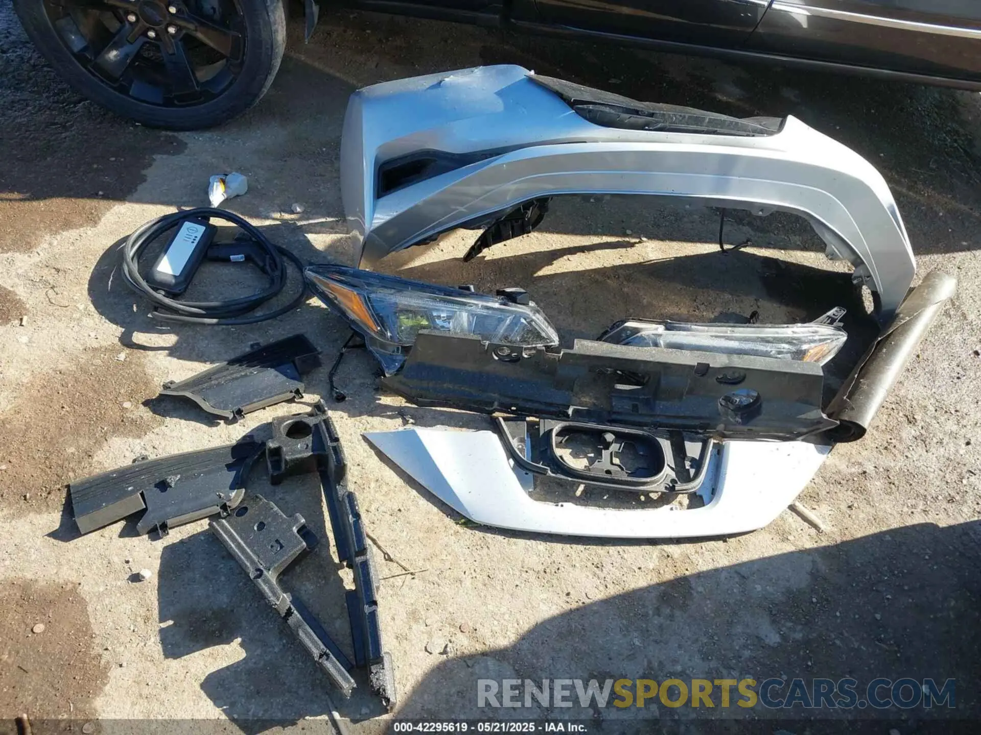 12 Photograph of a damaged car 1N4AZ1BV5SC550617 NISSAN LEAF 2025