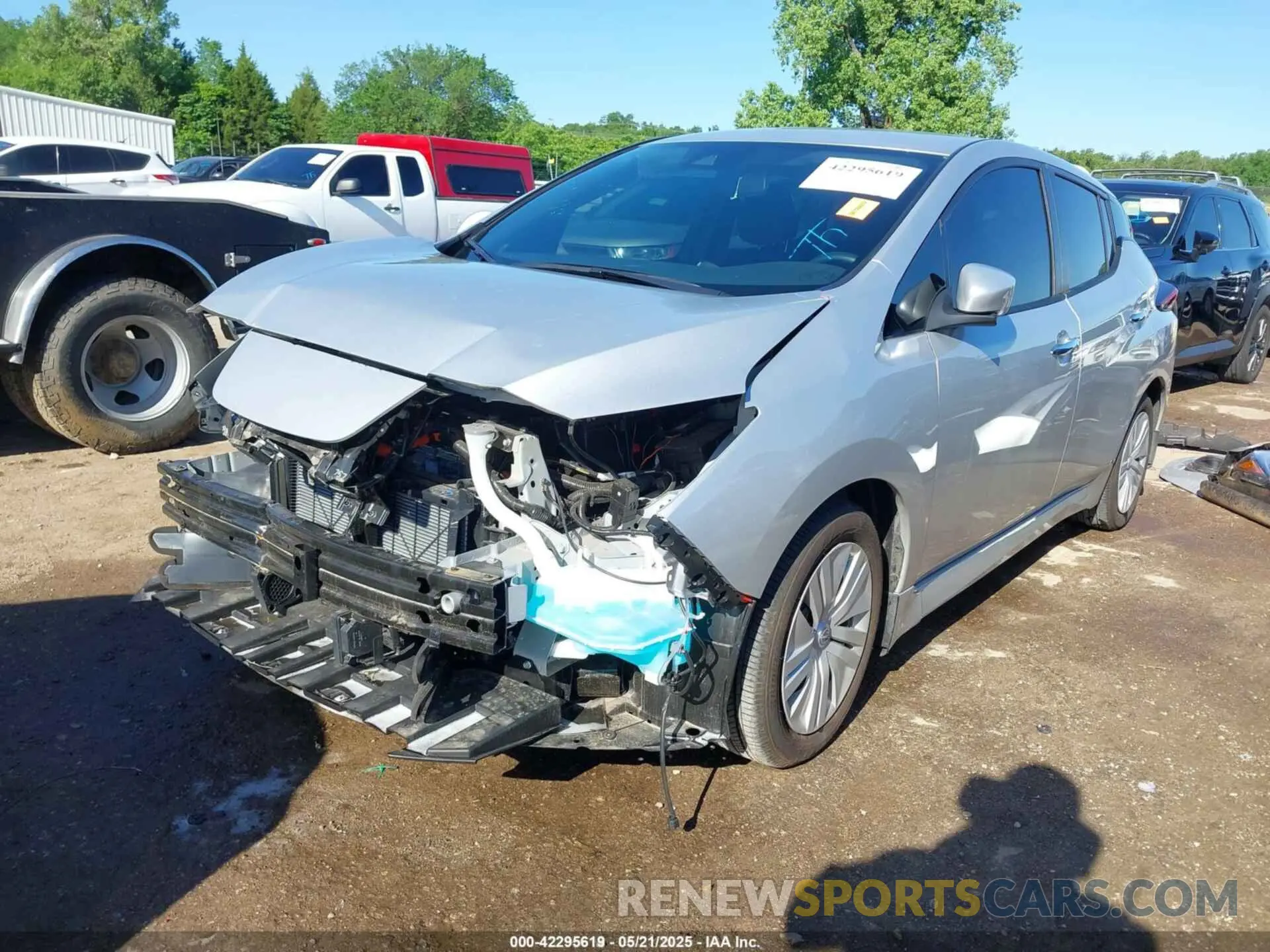 2 Photograph of a damaged car 1N4AZ1BV5SC550617 NISSAN LEAF 2025