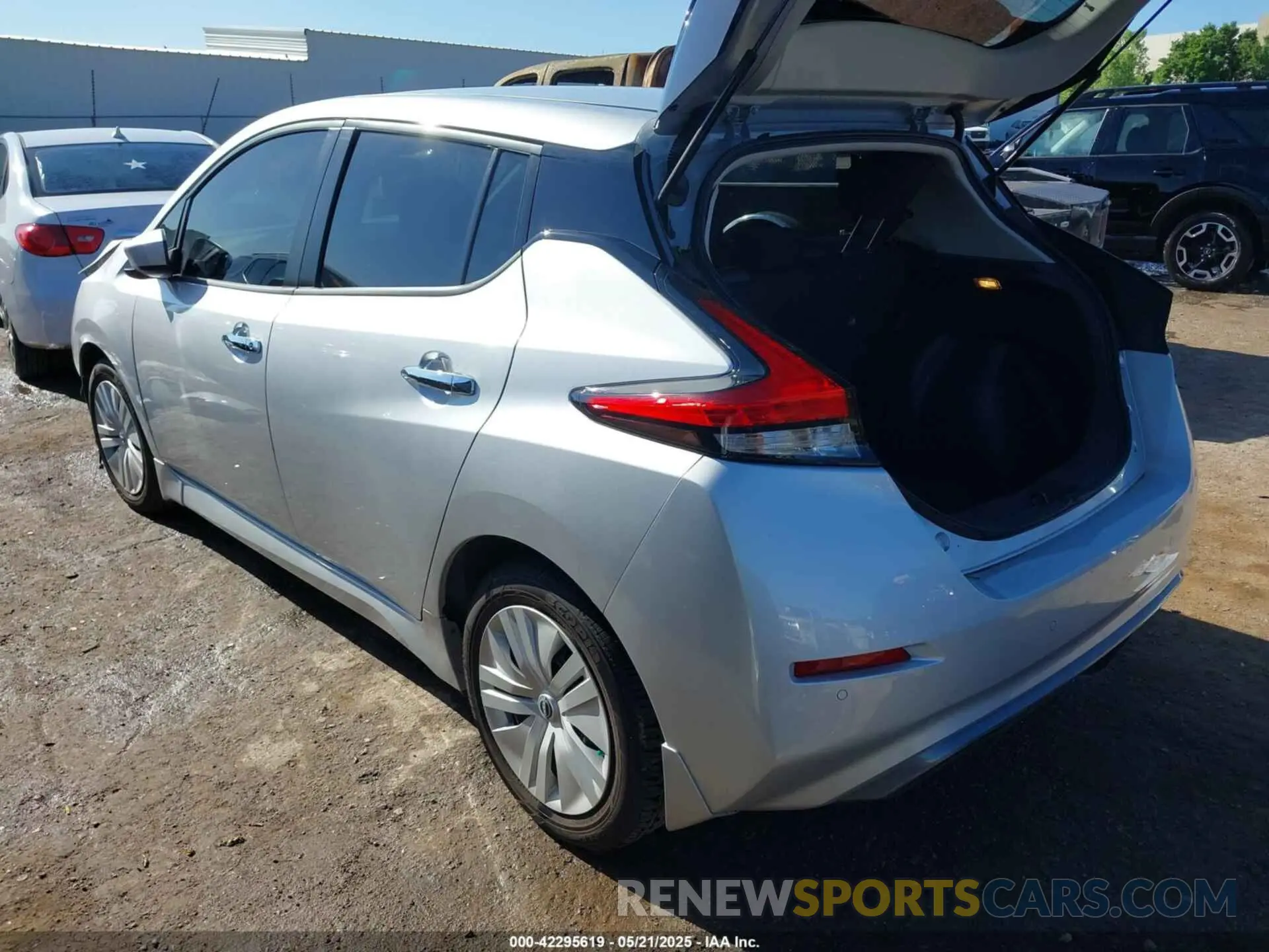 3 Photograph of a damaged car 1N4AZ1BV5SC550617 NISSAN LEAF 2025