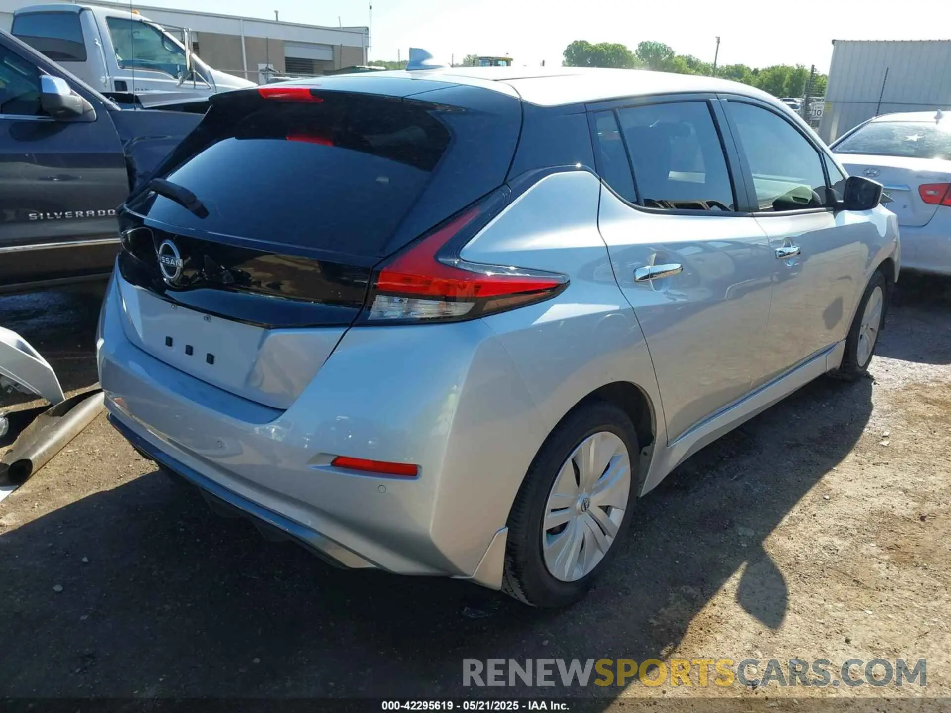 4 Photograph of a damaged car 1N4AZ1BV5SC550617 NISSAN LEAF 2025