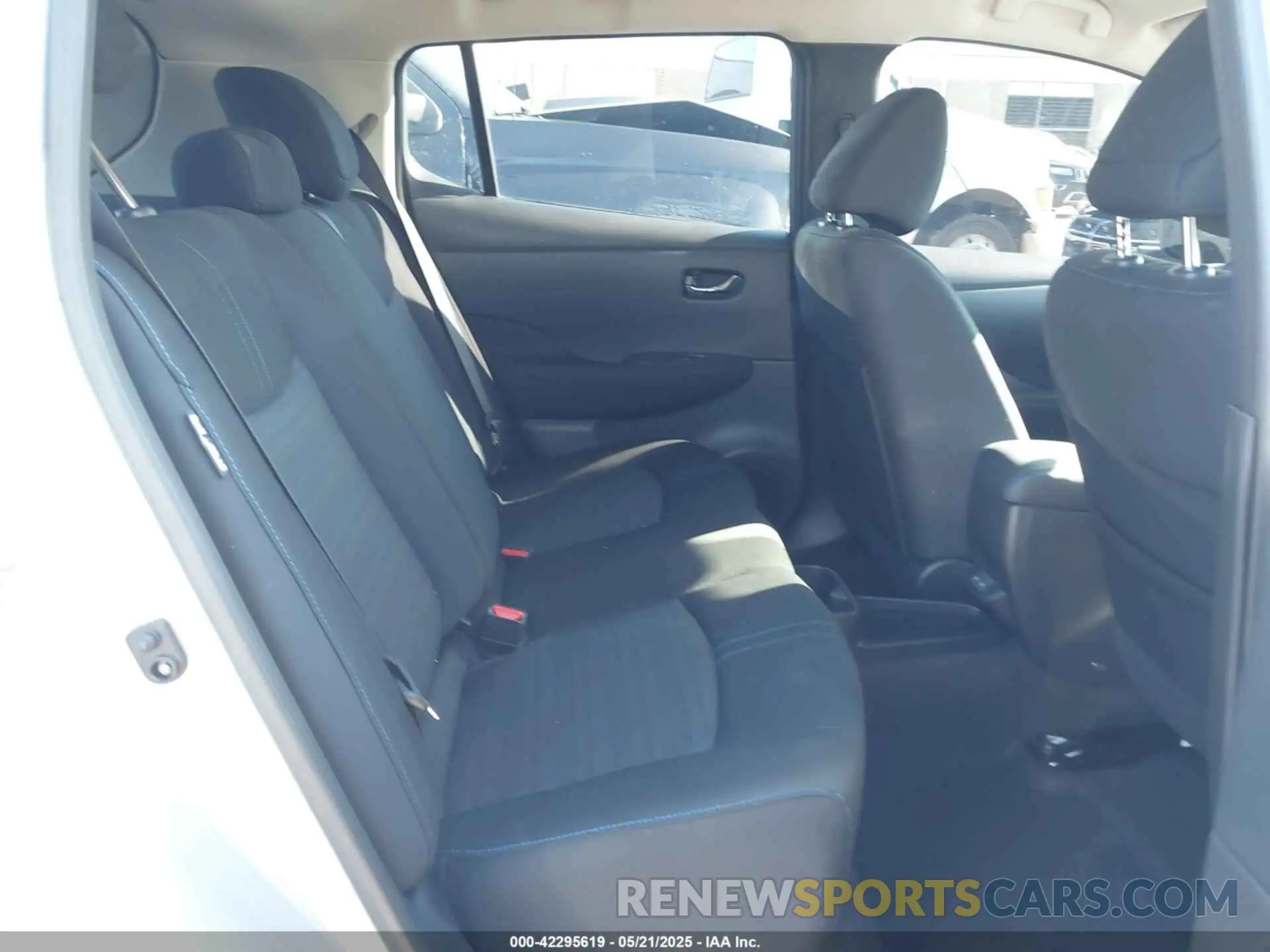 8 Photograph of a damaged car 1N4AZ1BV5SC550617 NISSAN LEAF 2025