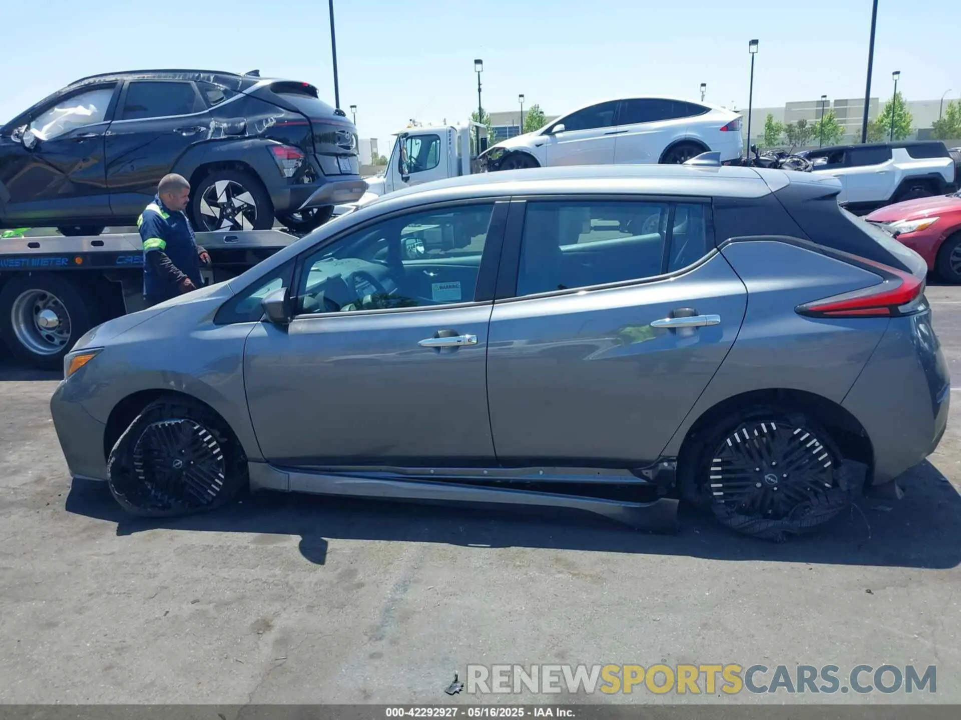 14 Photograph of a damaged car 1N4CZ1CV4SC558120 NISSAN LEAF 2025