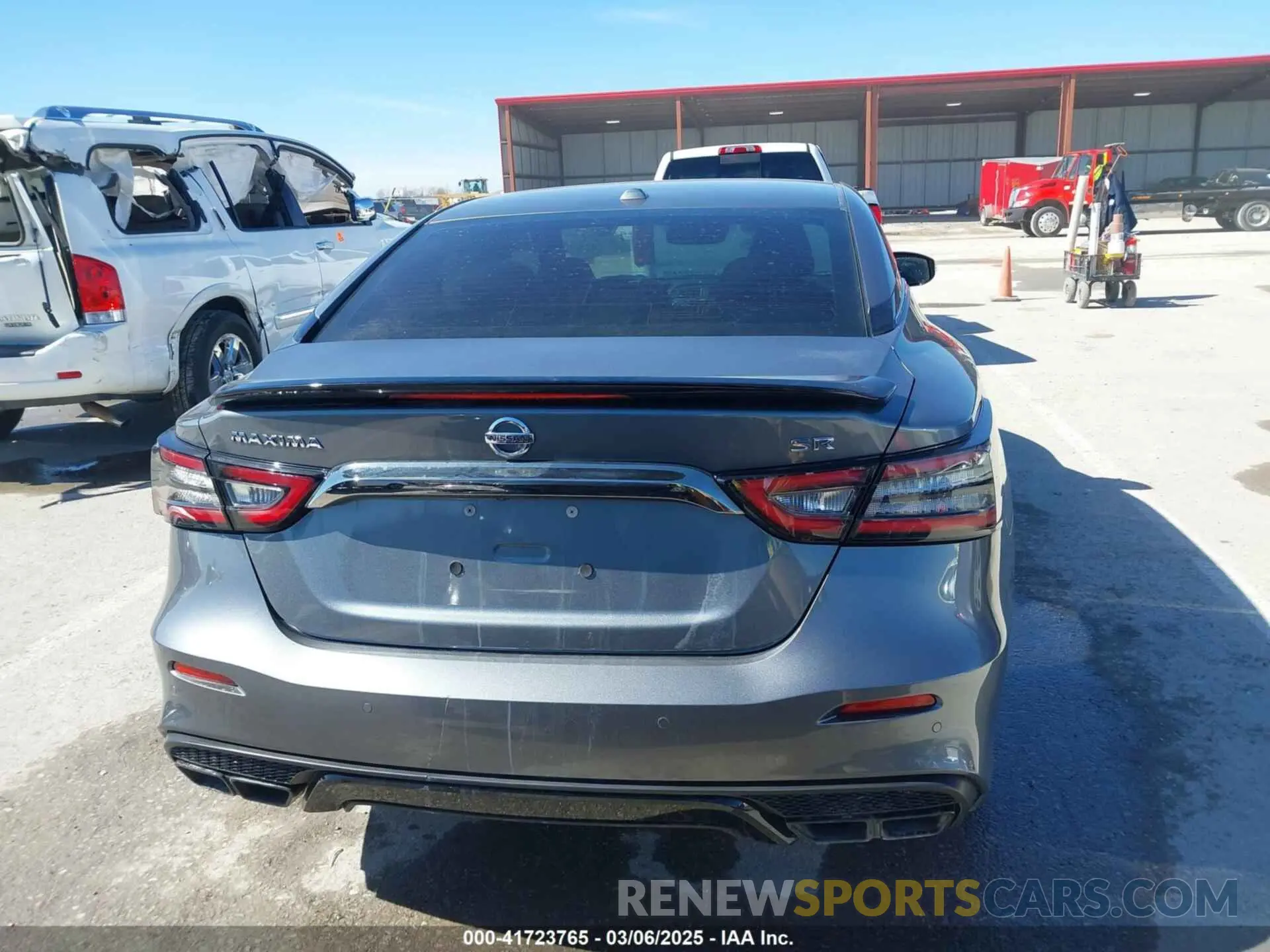 17 Photograph of a damaged car 1N4AA6AV0KC360617 NISSAN MAXIMA 2019