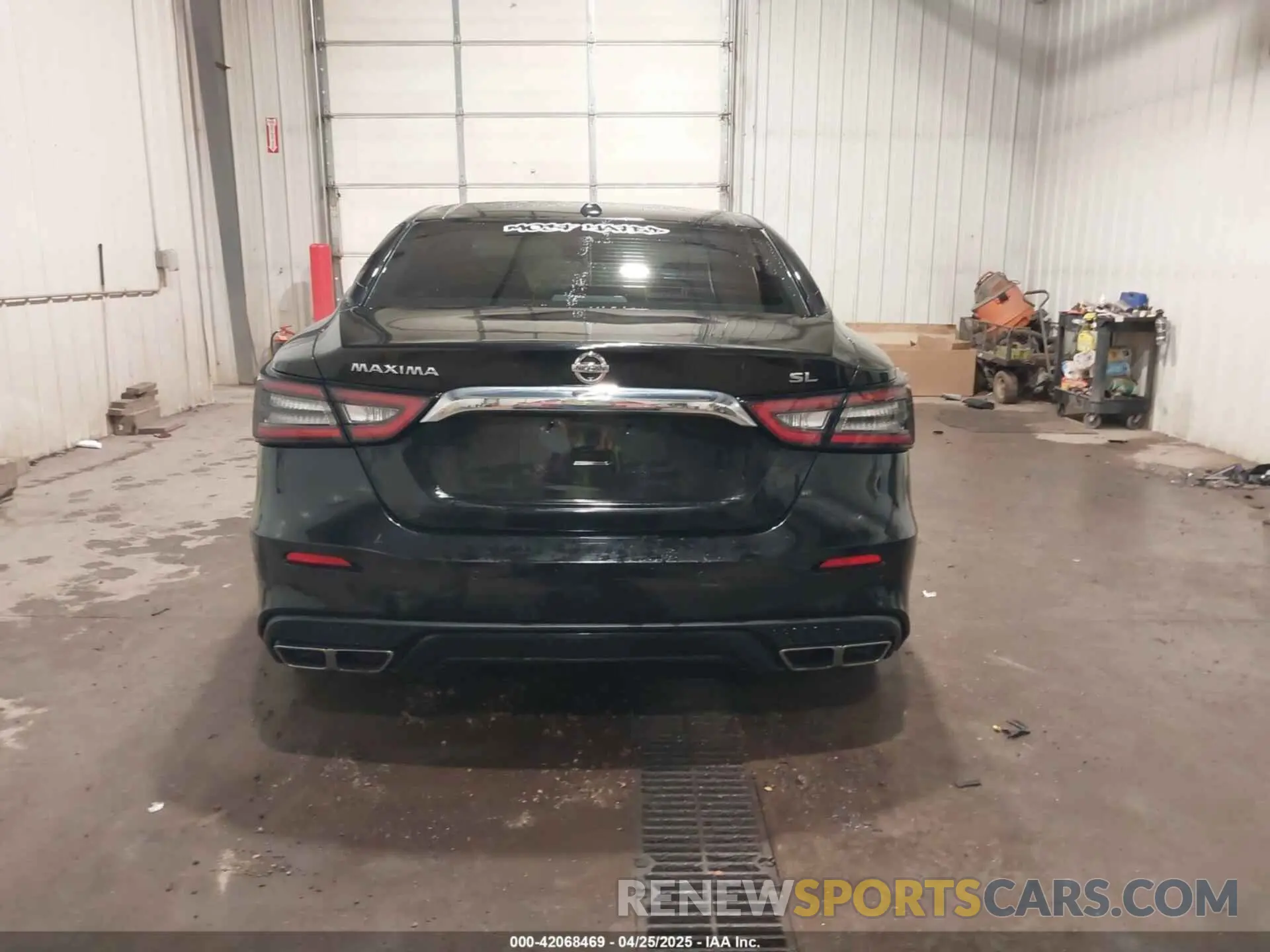 17 Photograph of a damaged car 1N4AA6AV0KC366322 NISSAN MAXIMA 2019