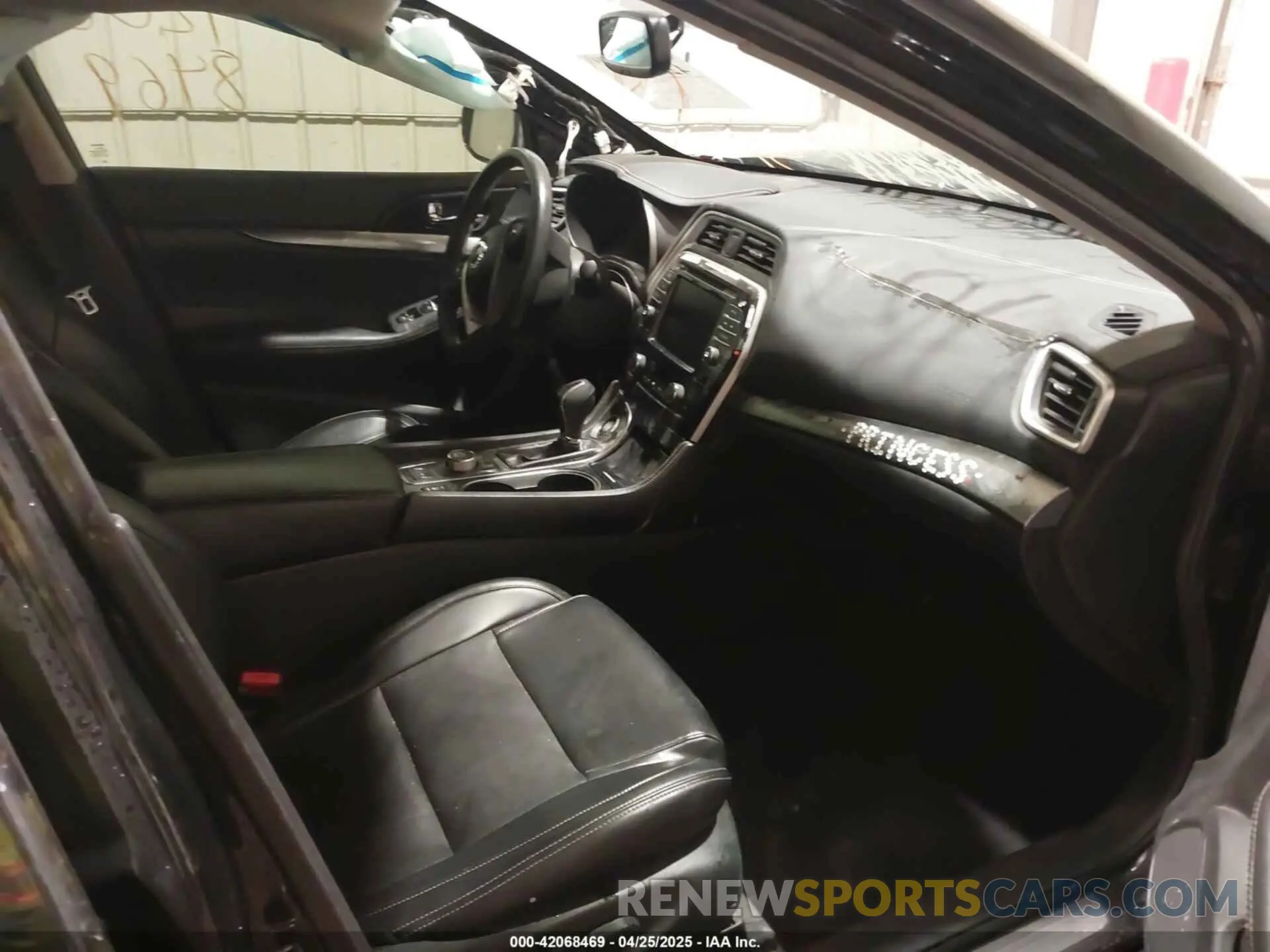 5 Photograph of a damaged car 1N4AA6AV0KC366322 NISSAN MAXIMA 2019