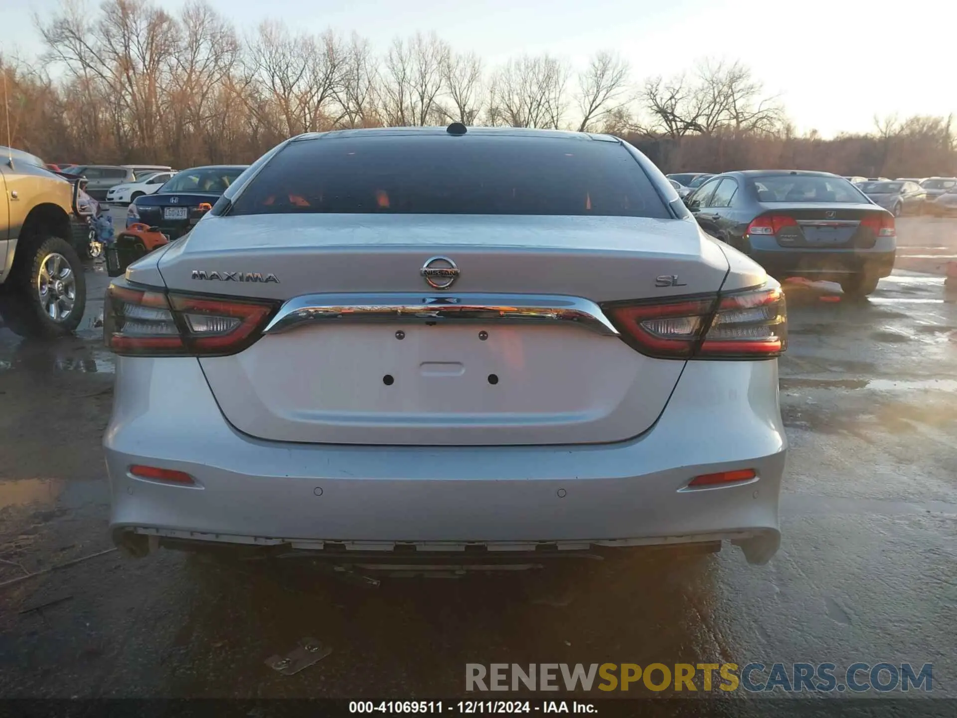 16 Photograph of a damaged car 1N4AA6AV0KC369995 NISSAN MAXIMA 2019