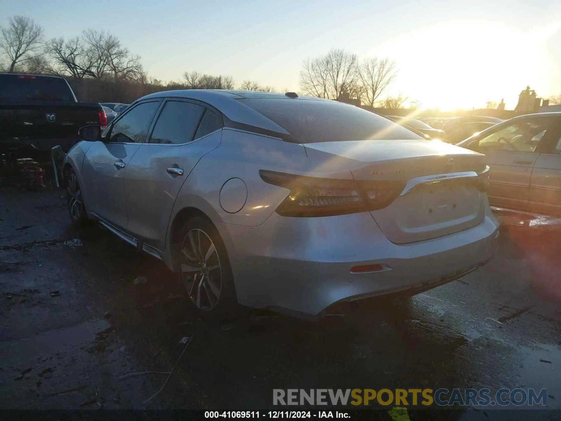 3 Photograph of a damaged car 1N4AA6AV0KC369995 NISSAN MAXIMA 2019