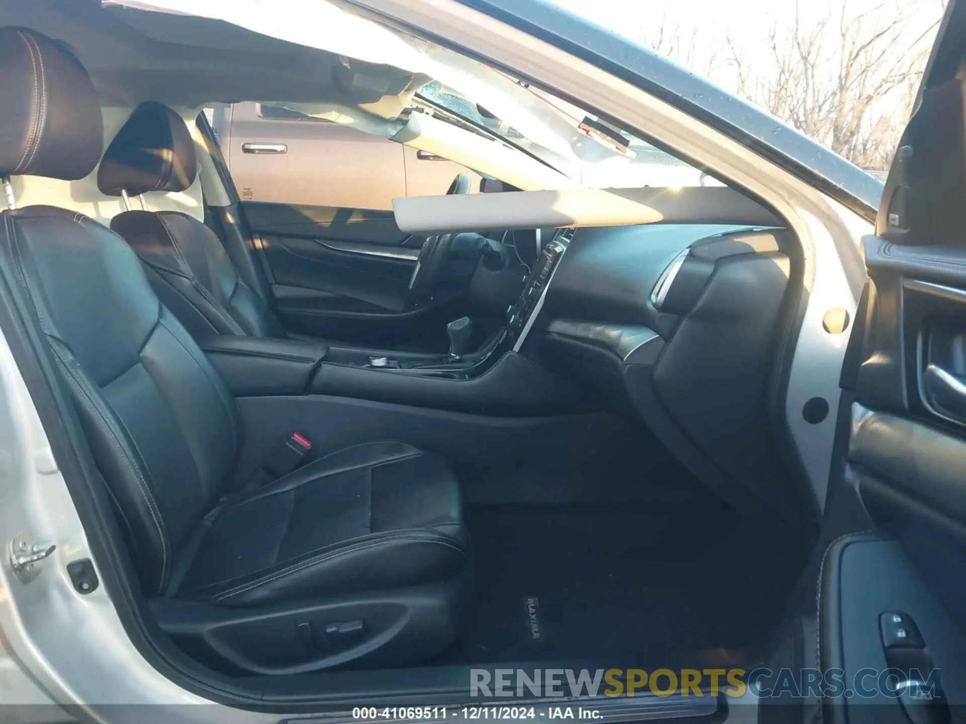5 Photograph of a damaged car 1N4AA6AV0KC369995 NISSAN MAXIMA 2019
