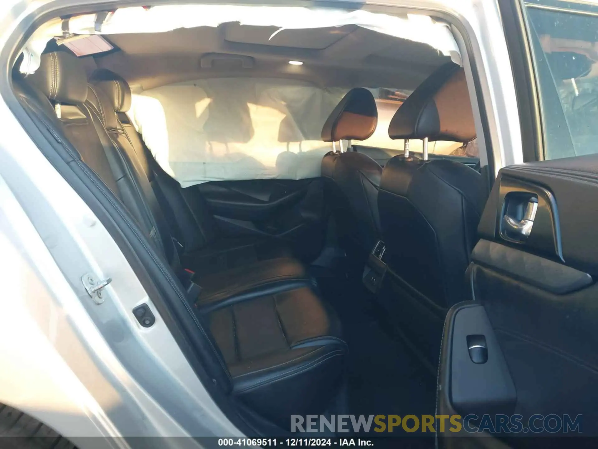 8 Photograph of a damaged car 1N4AA6AV0KC369995 NISSAN MAXIMA 2019