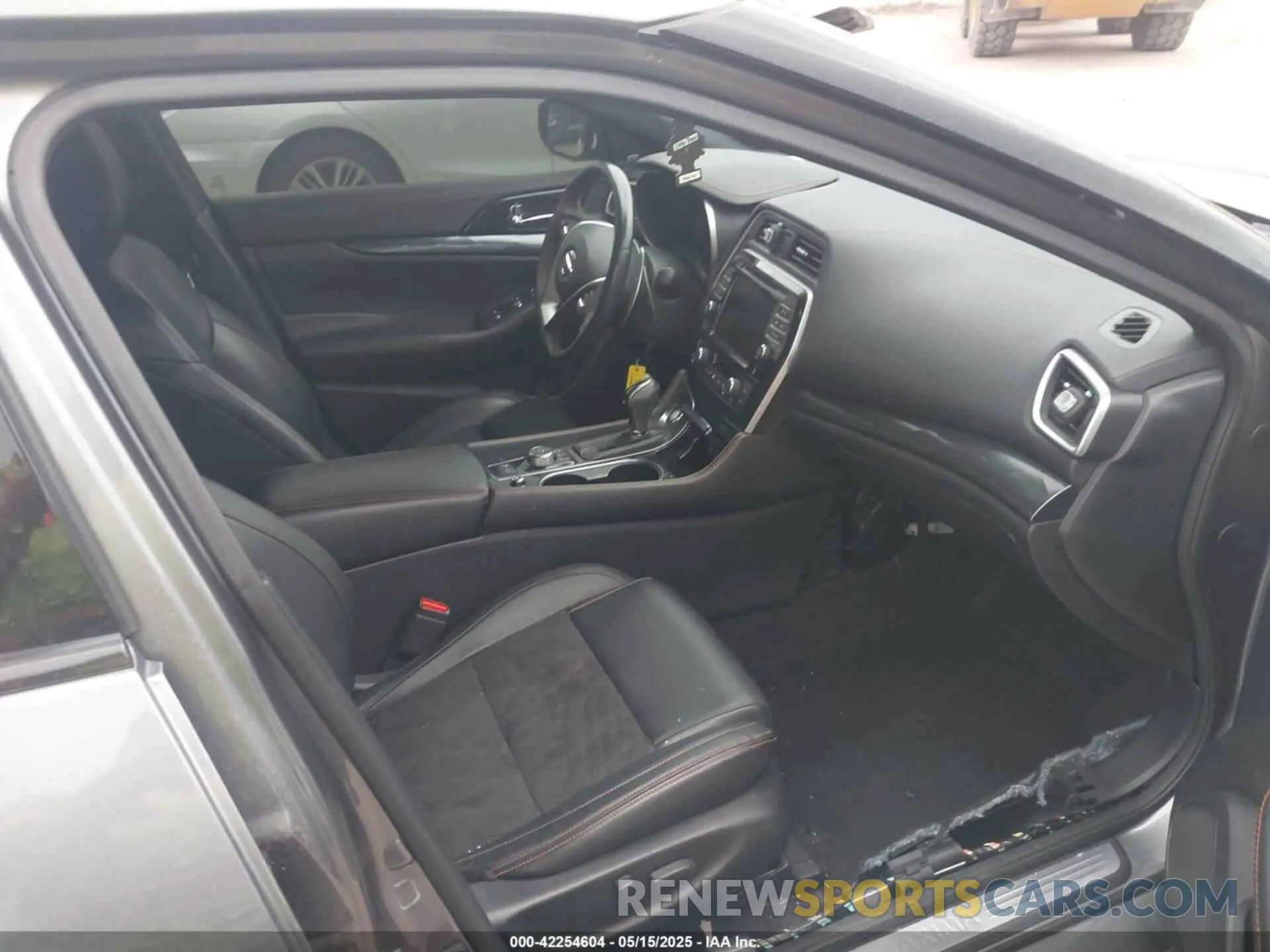 5 Photograph of a damaged car 1N4AA6AV0KC377062 NISSAN MAXIMA 2019