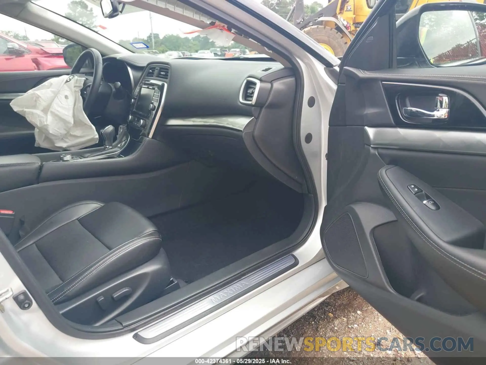 5 Photograph of a damaged car 1N4AA6AV1KC361453 NISSAN MAXIMA 2019