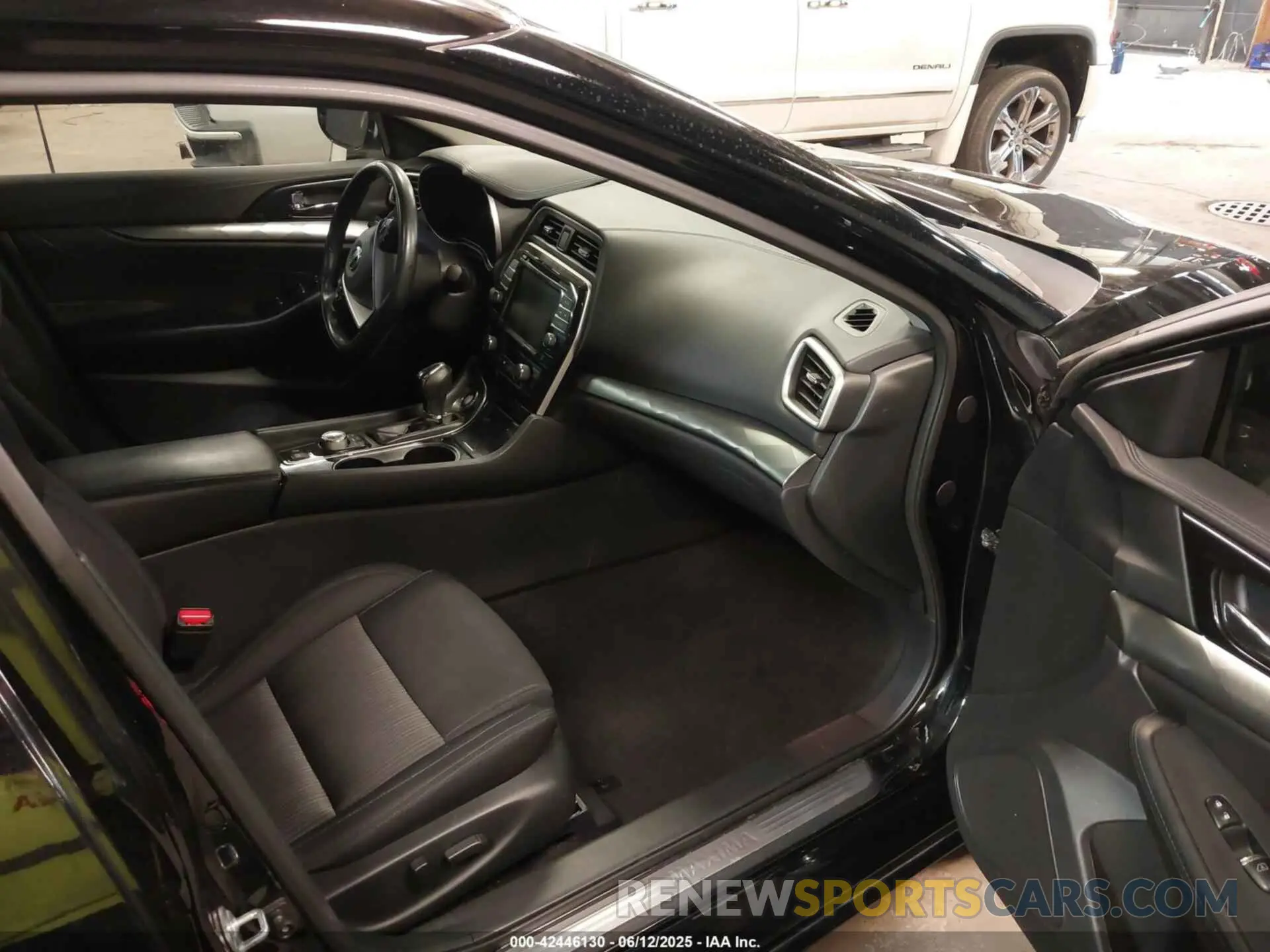 5 Photograph of a damaged car 1N4AA6AV1KC375806 NISSAN MAXIMA 2019