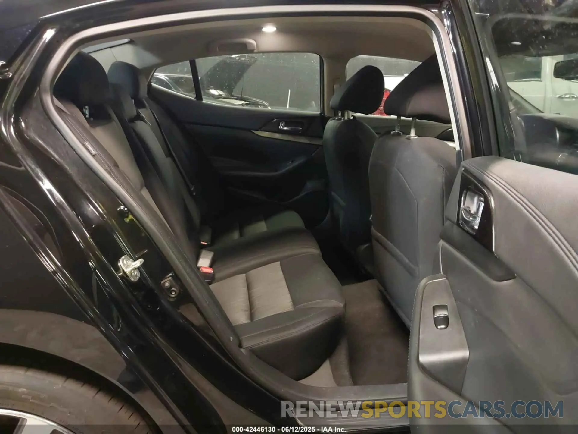 8 Photograph of a damaged car 1N4AA6AV1KC375806 NISSAN MAXIMA 2019