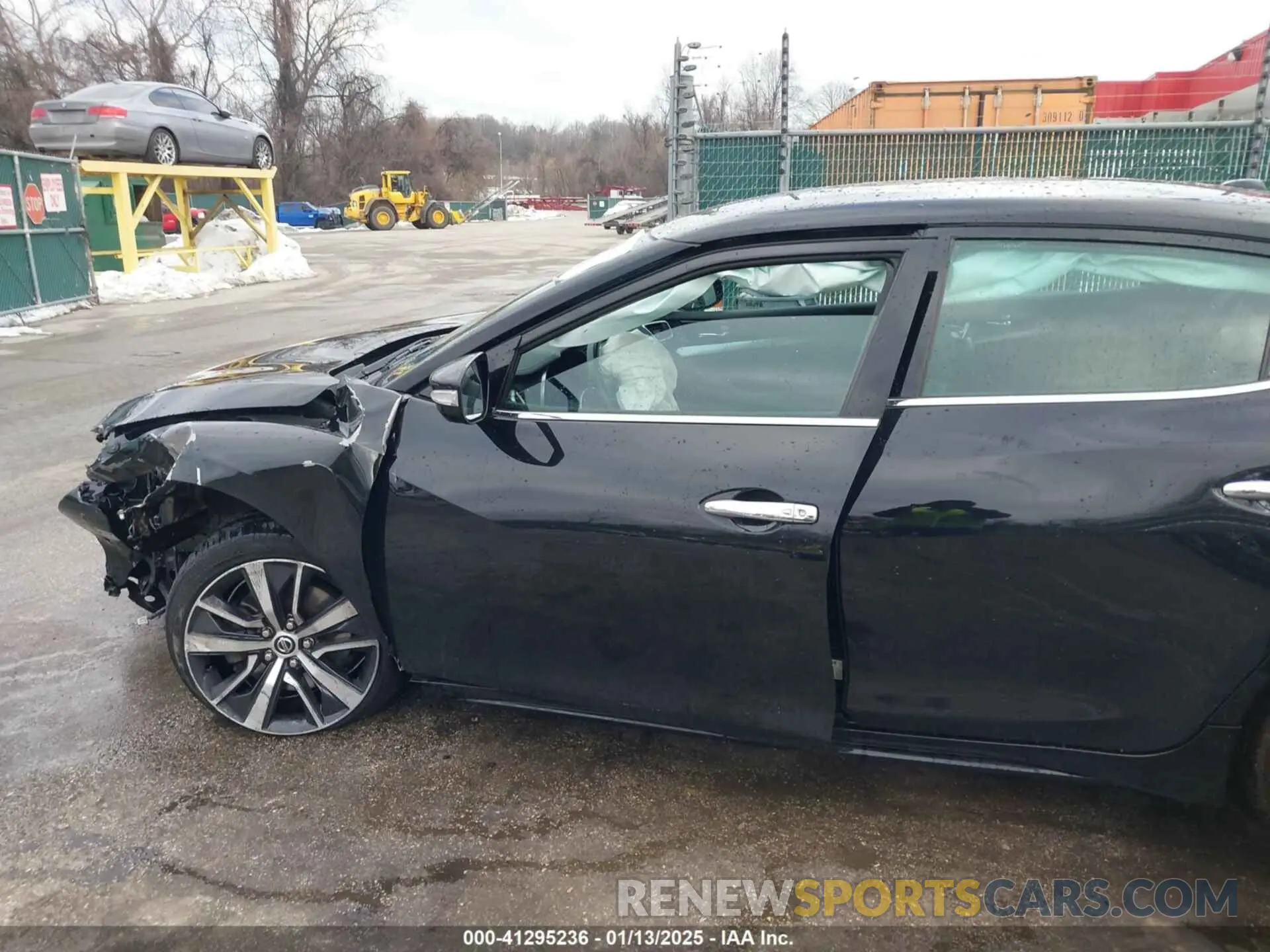 17 Photograph of a damaged car 1N4AA6AV3KC366377 NISSAN MAXIMA 2019
