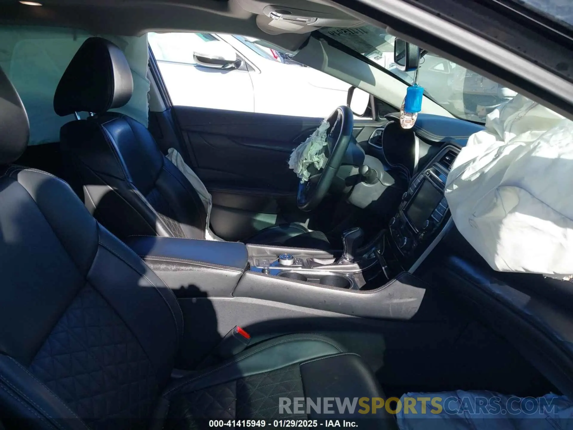 5 Photograph of a damaged car 1N4AA6AV4KC363424 NISSAN MAXIMA 2019
