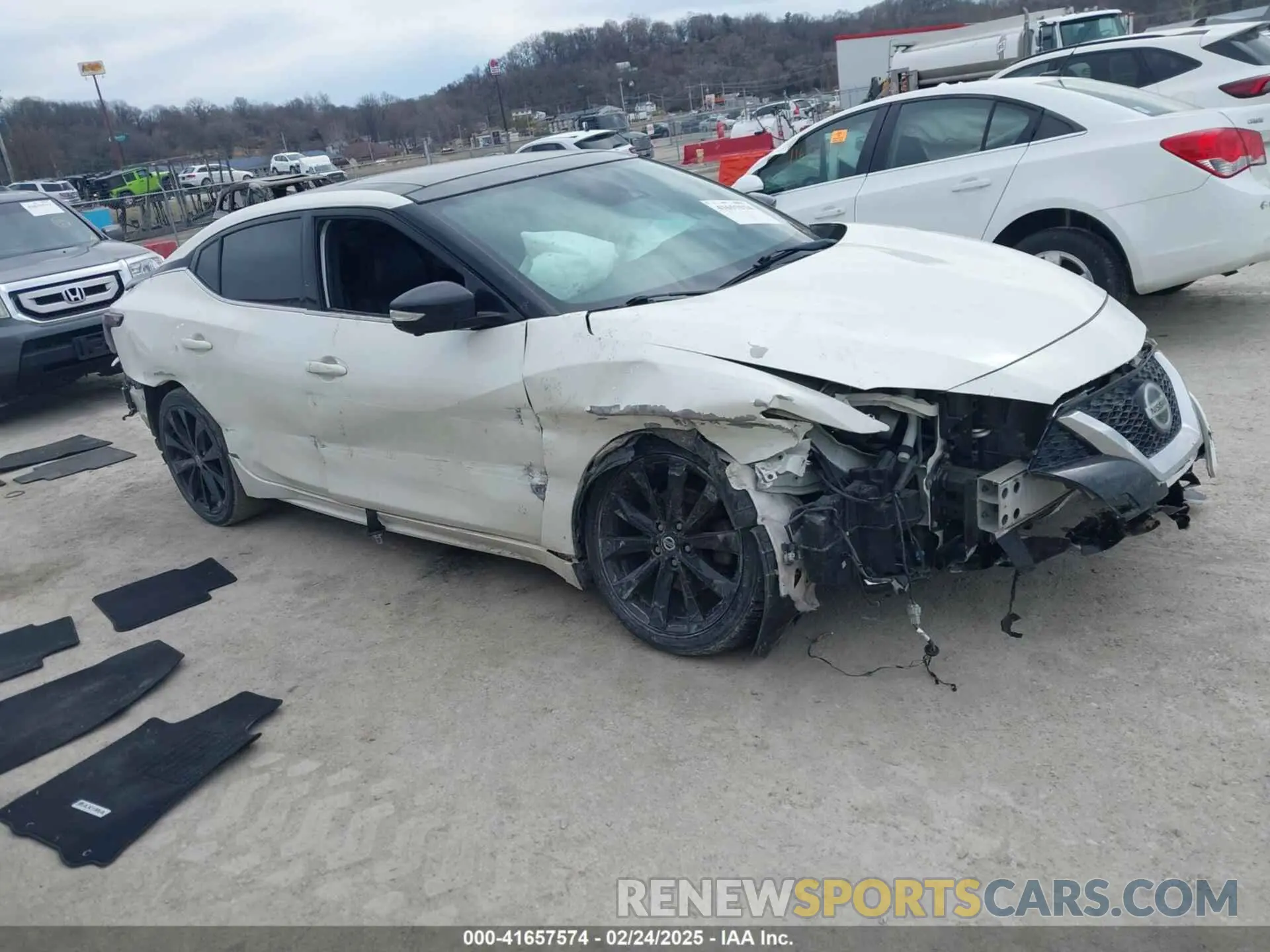 1 Photograph of a damaged car 1N4AA6AV4KC373824 NISSAN MAXIMA 2019