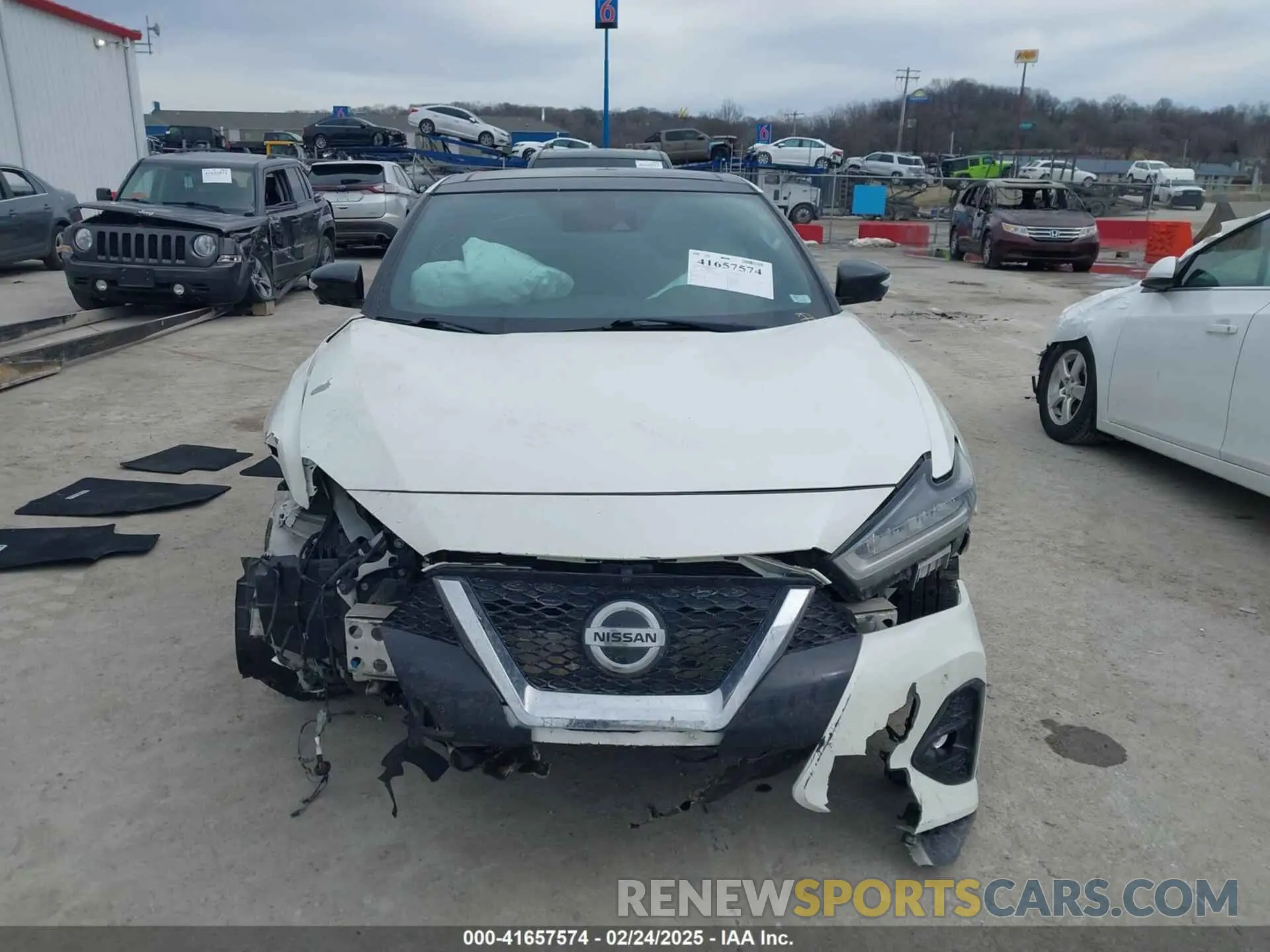 11 Photograph of a damaged car 1N4AA6AV4KC373824 NISSAN MAXIMA 2019