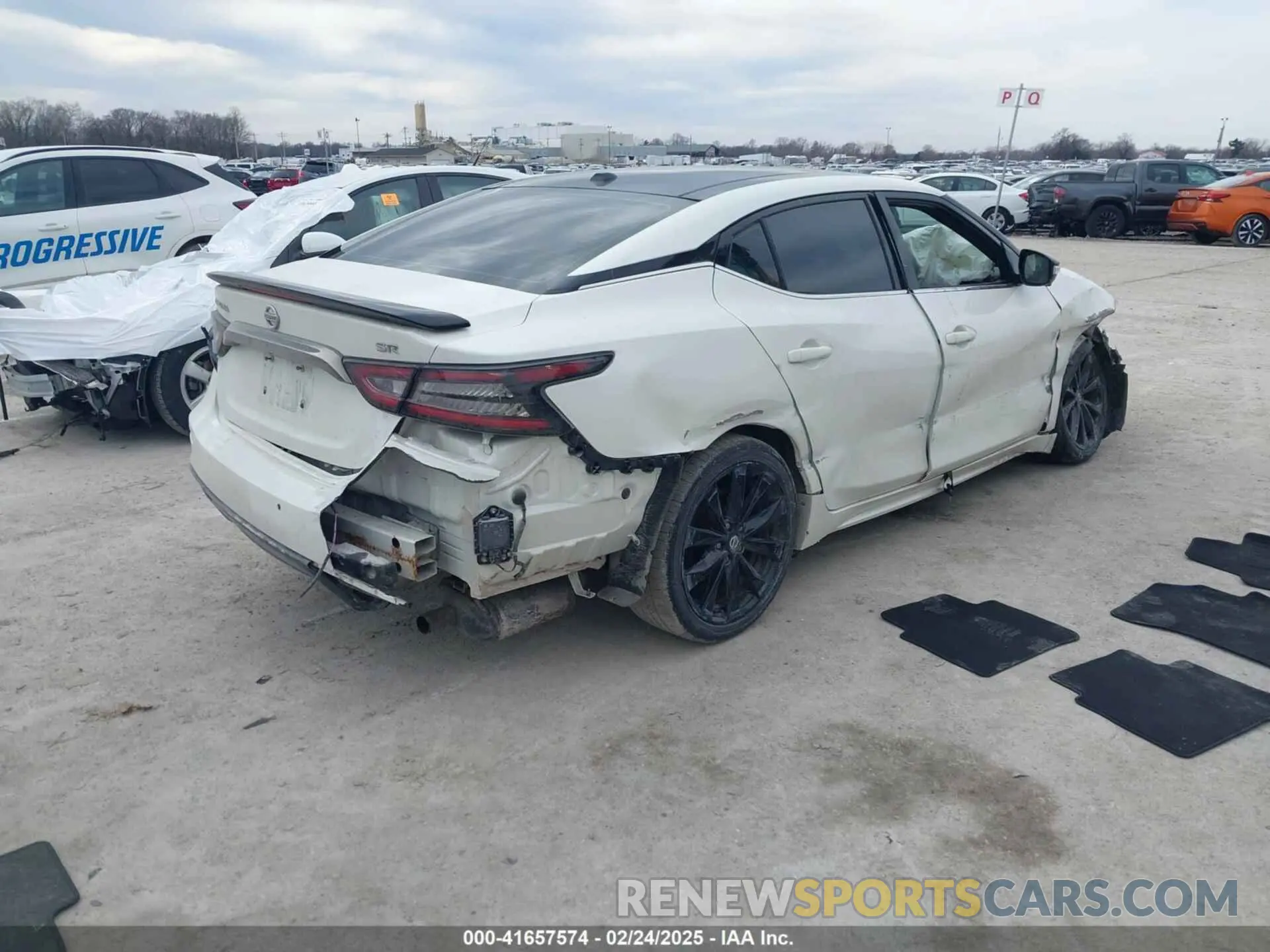 4 Photograph of a damaged car 1N4AA6AV4KC373824 NISSAN MAXIMA 2019