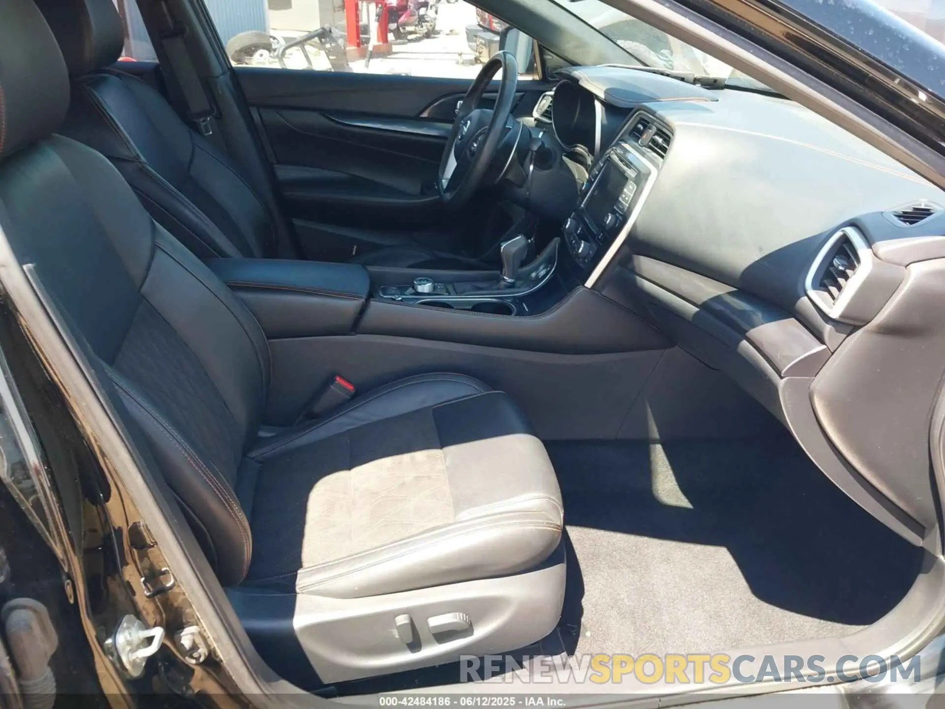 5 Photograph of a damaged car 1N4AA6AV4KC374682 NISSAN MAXIMA 2019