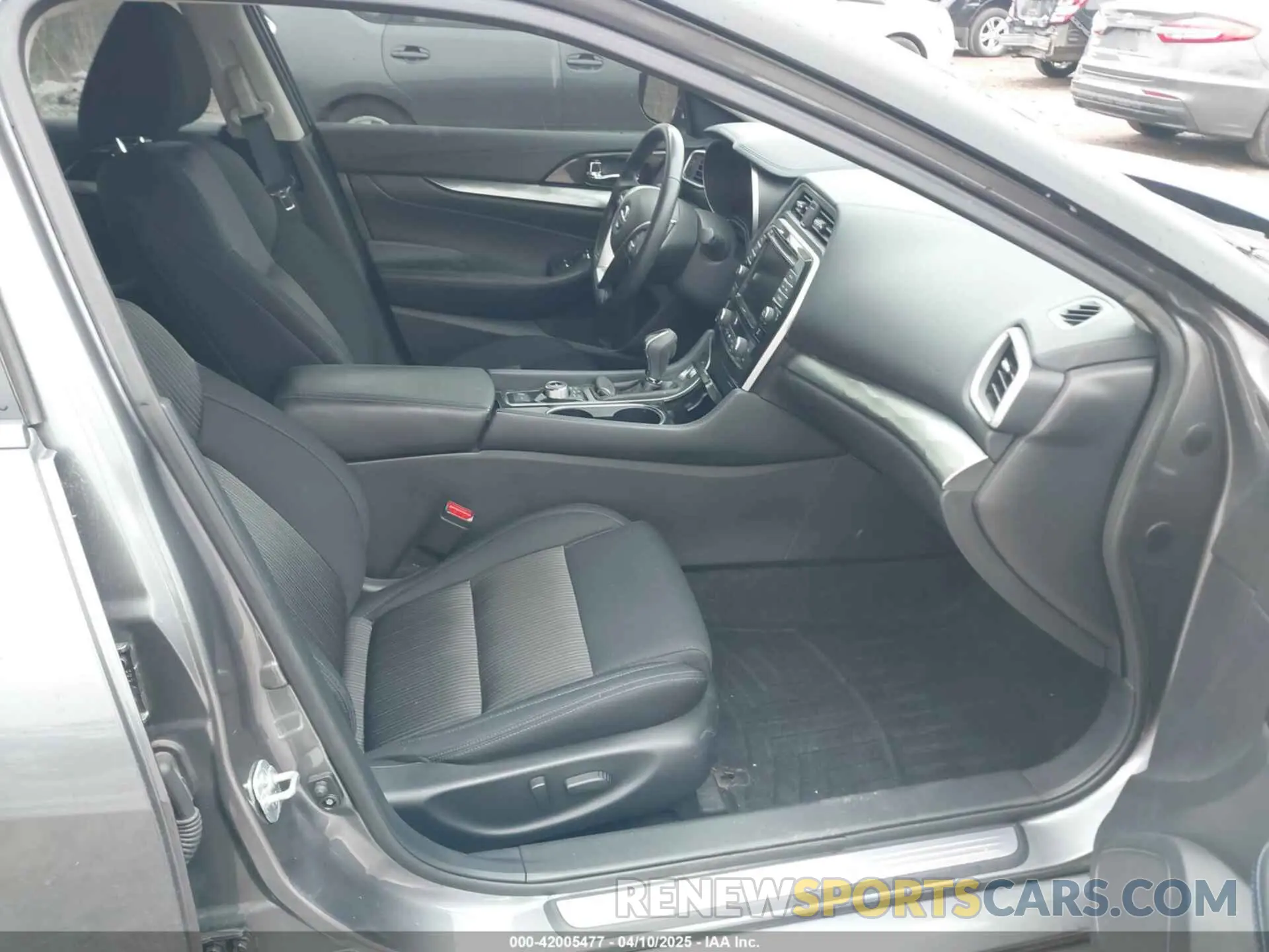 5 Photograph of a damaged car 1N4AA6AV4KC377243 NISSAN MAXIMA 2019