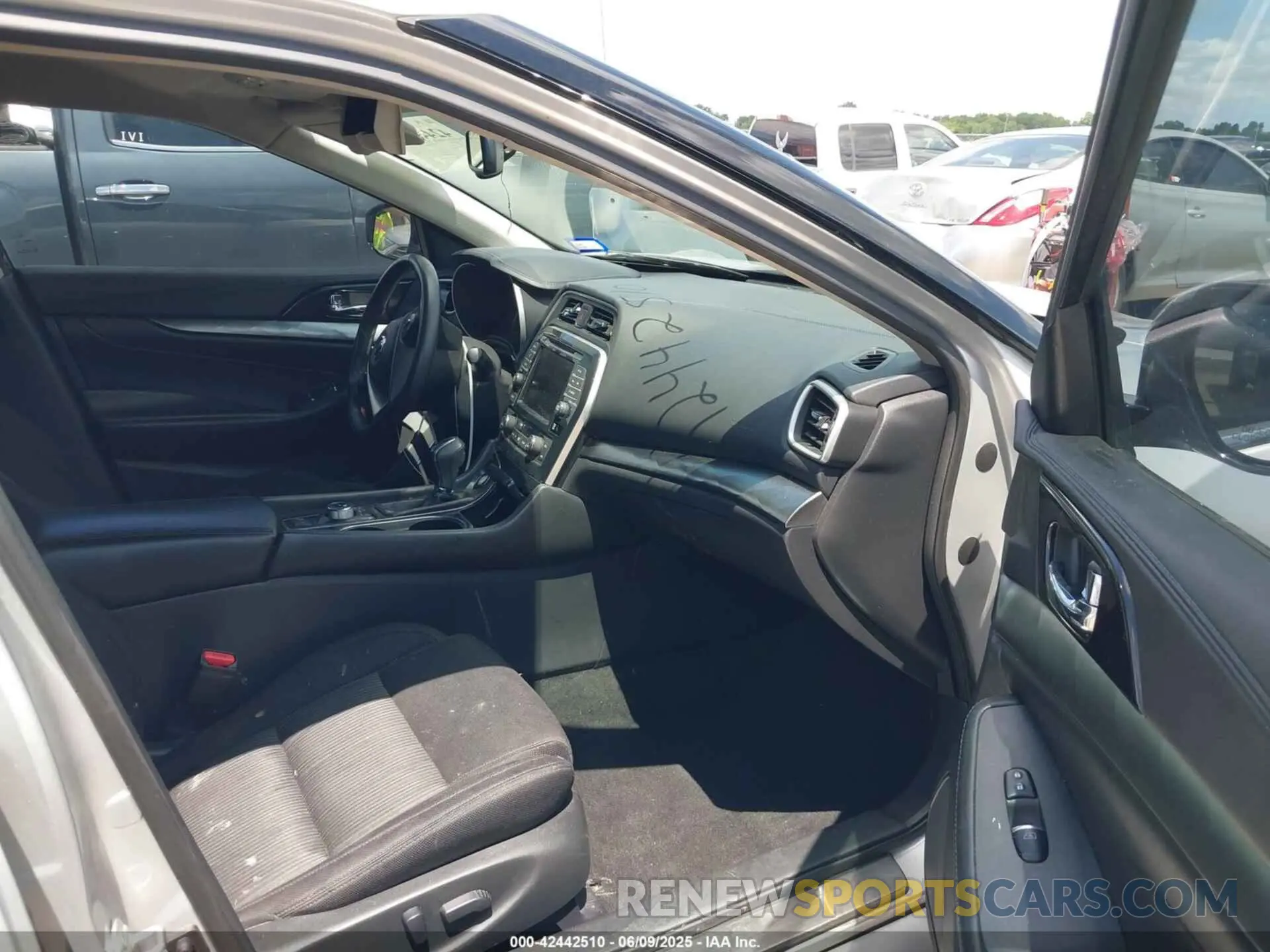 5 Photograph of a damaged car 1N4AA6AV5KC374738 NISSAN MAXIMA 2019