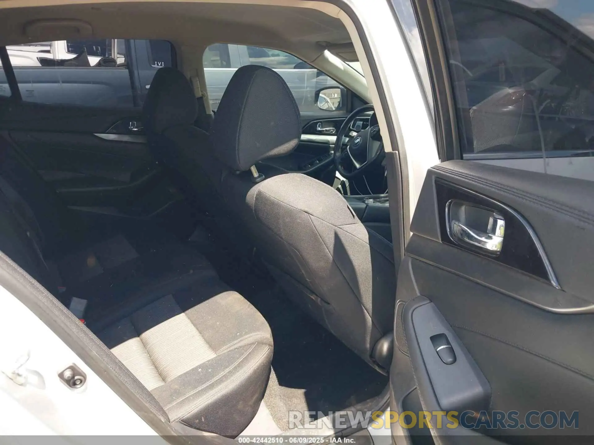 8 Photograph of a damaged car 1N4AA6AV5KC374738 NISSAN MAXIMA 2019